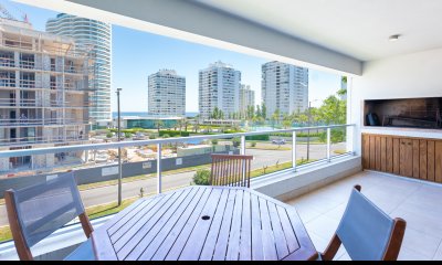 APARTAMENTO EN VENTA EN PLAYA MANSA DE 2 DORMITORIOS CON PARRILLERO
