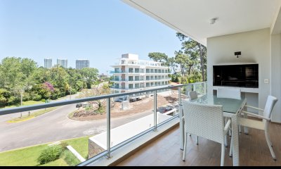 Apartamento de 4 Dormitorios Con Parrillero - Emerald - Playa Mansa