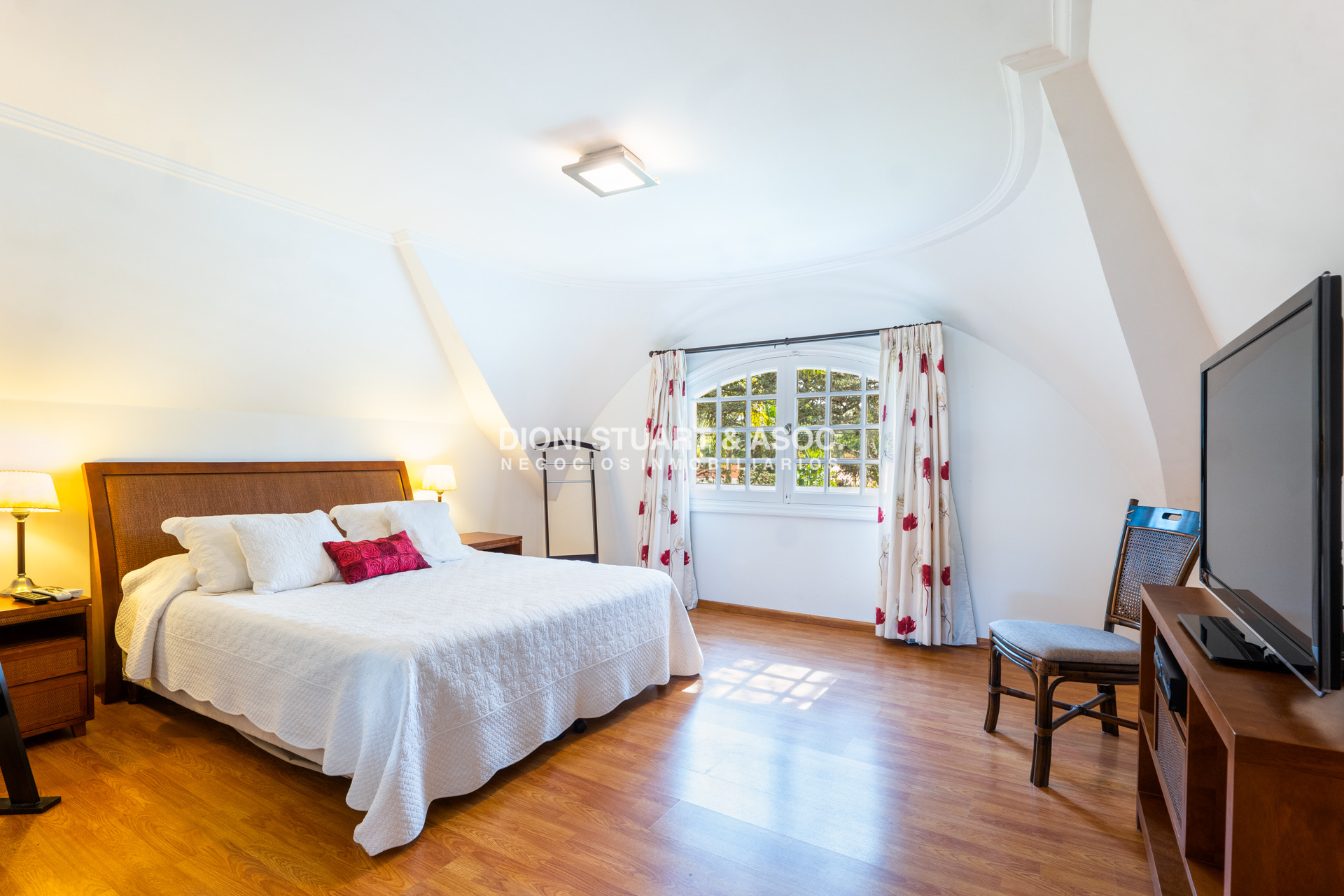 Casa ID.767 - Casa en Venta - 6 Dormitorios - Playa Mansa - Punta del Este