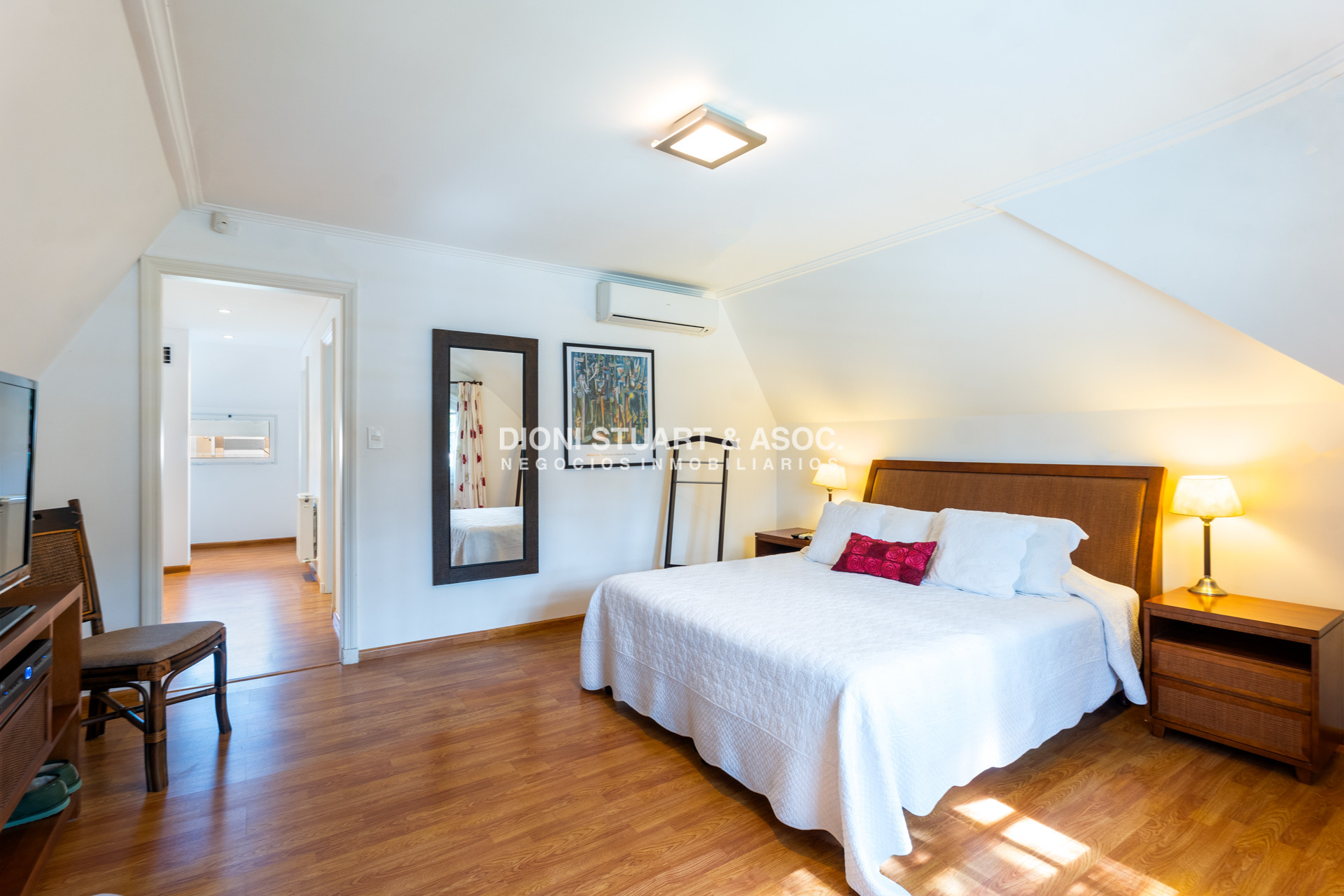 Casa ID.767 - Casa en Venta - 6 Dormitorios - Playa Mansa - Punta del Este