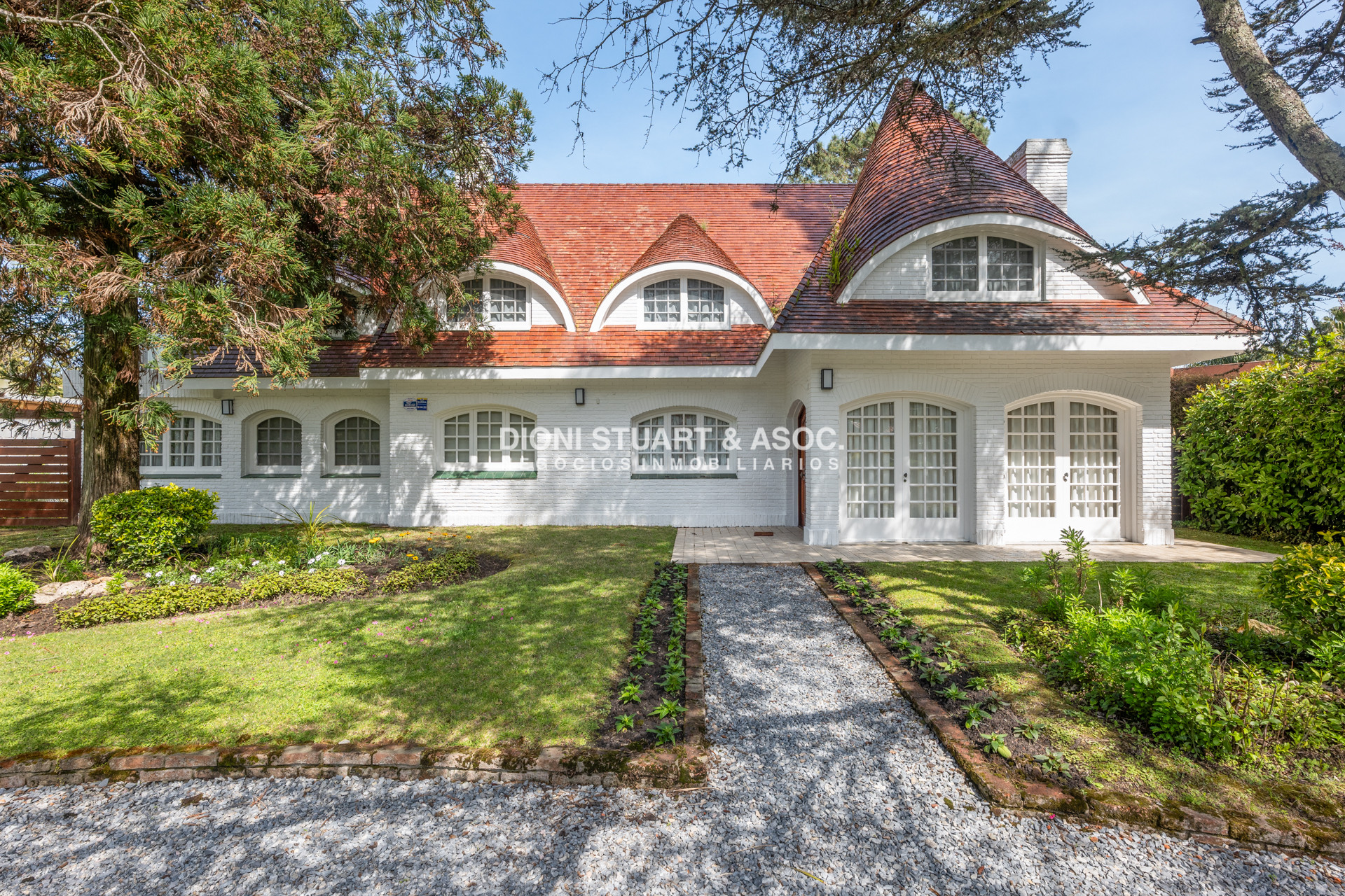 Casa ID.767 - Casa en Venta - 6 Dormitorios - Playa Mansa - Punta del Este