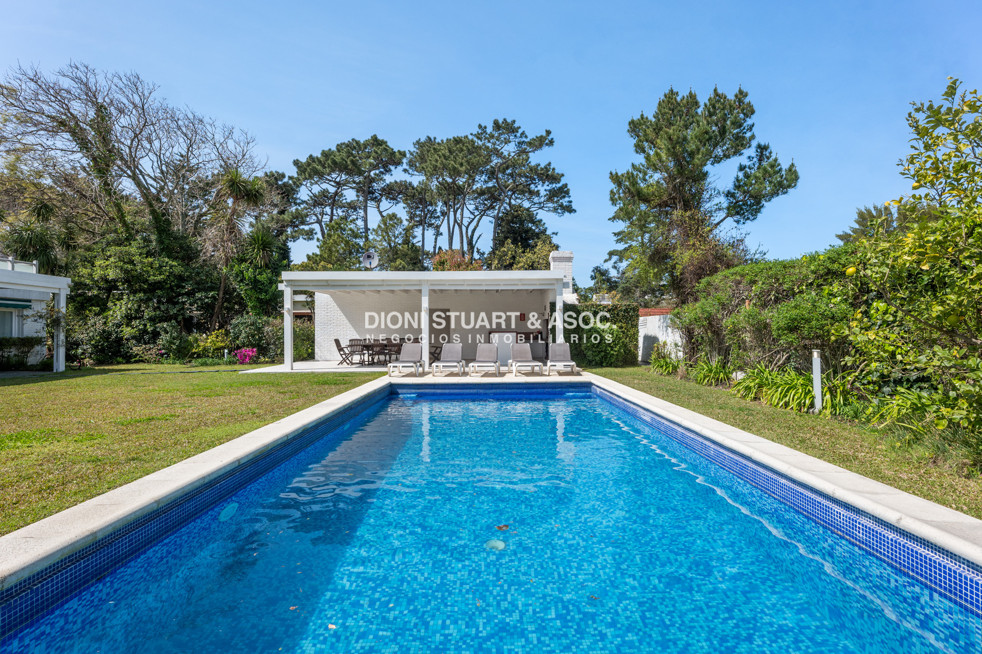 Casa ID.767 - Casa en Venta - 6 Dormitorios - Playa Mansa - Punta del Este