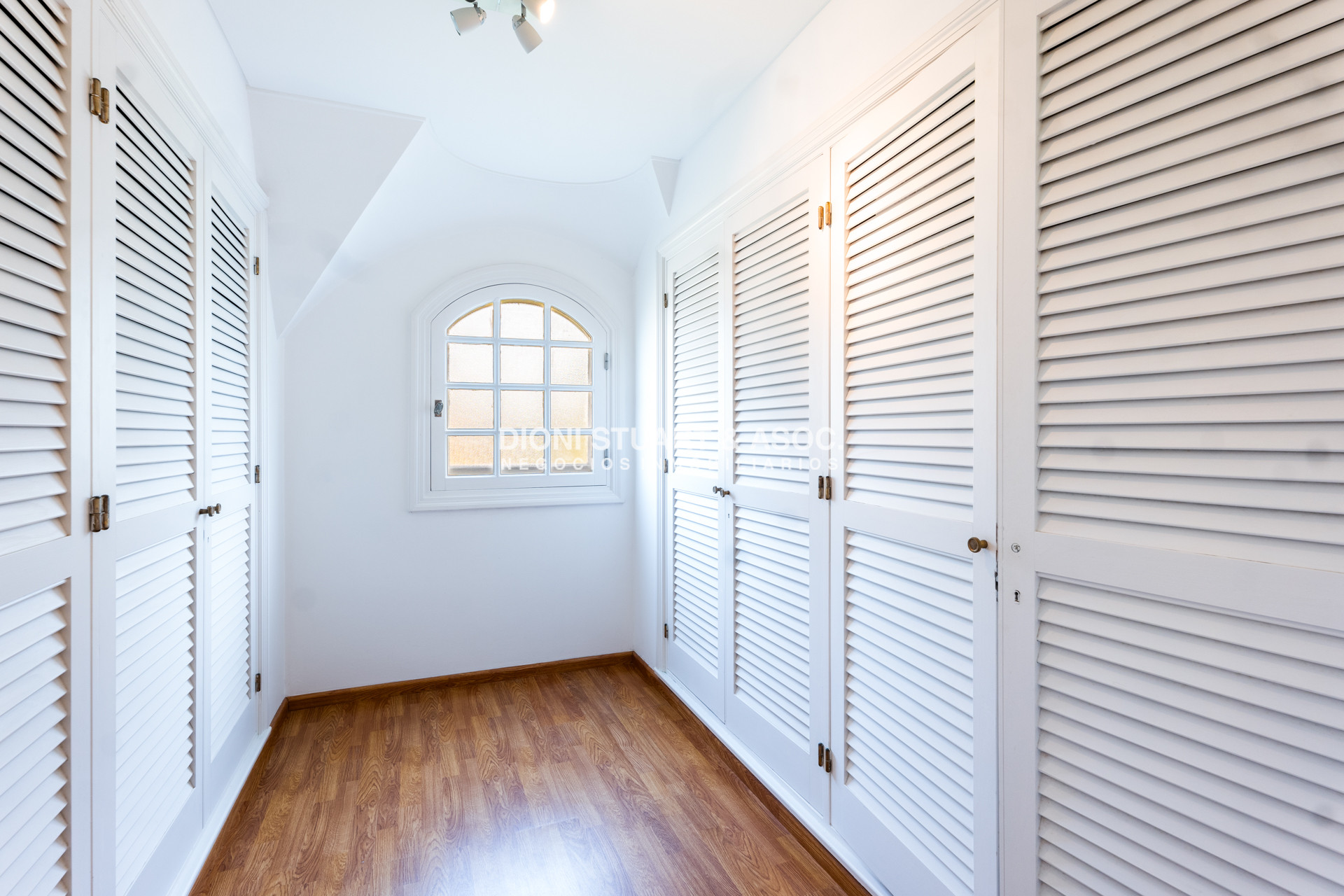 Casa ID.767 - Casa en Venta - 6 Dormitorios - Playa Mansa - Punta del Este