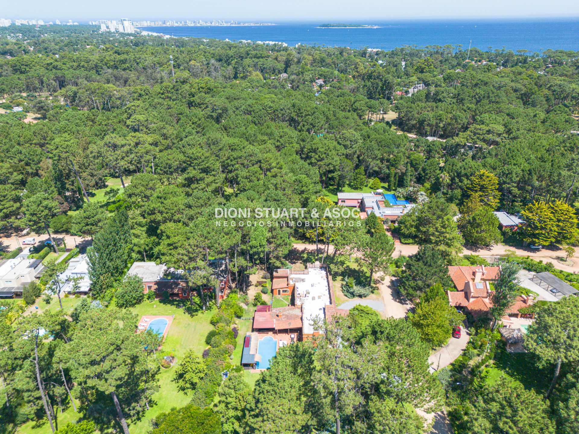 Casa ID.614 - CASA EN PINARES EN VENTA 5 DORMITORIOS EN SUITE CON PISCINA
