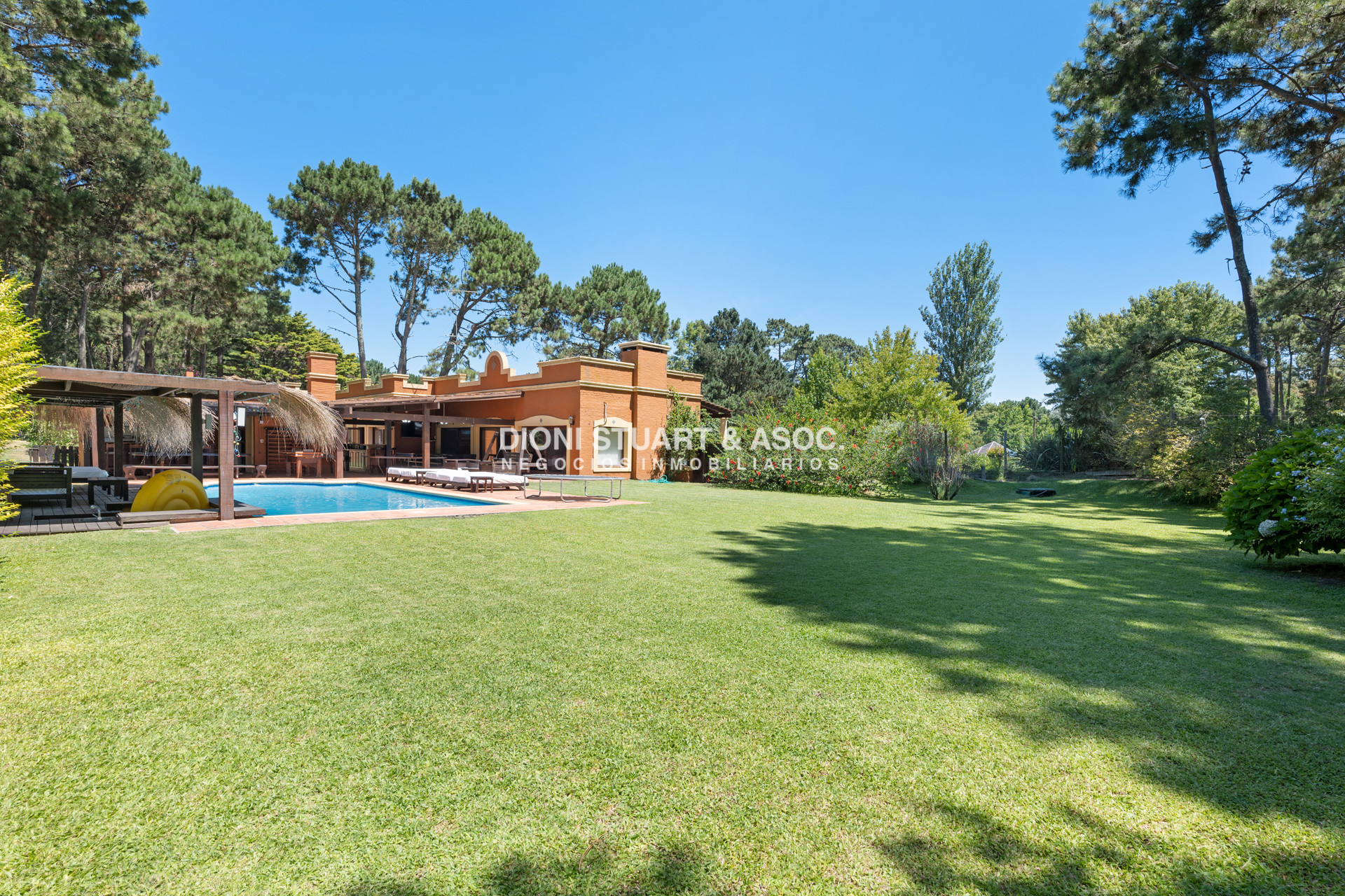 Casa ID.614 - CASA EN PINARES EN VENTA 5 DORMITORIOS EN SUITE CON PISCINA