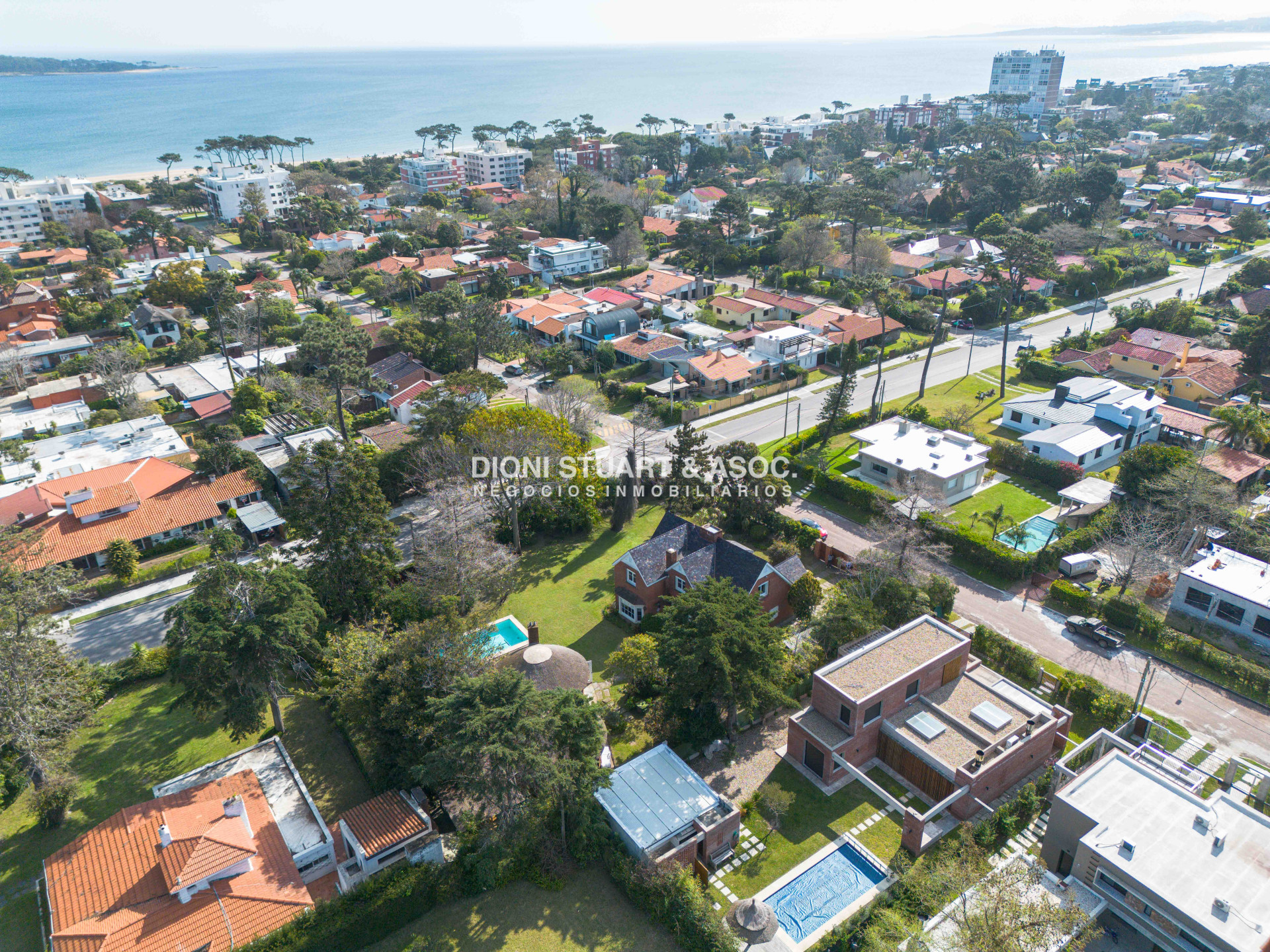 Casa ID.766 - CASA EN VENTA EN PLAYA MANSA CON PISCINA EXCELENTE CONSTRUCCIÓN