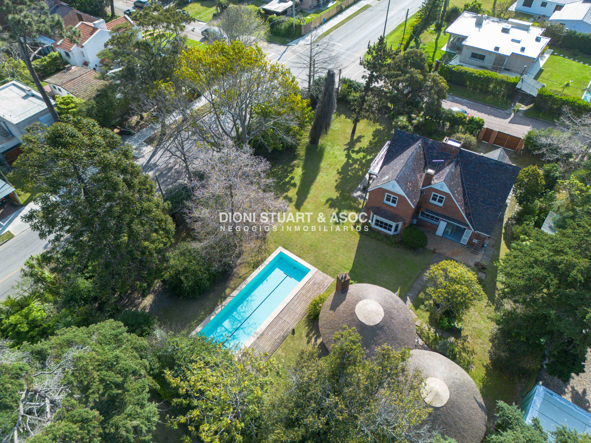 Casa ID.766 - CASA EN VENTA EN PLAYA MANSA CON PISCINA EXCELENTE CONSTRUCCIÓN