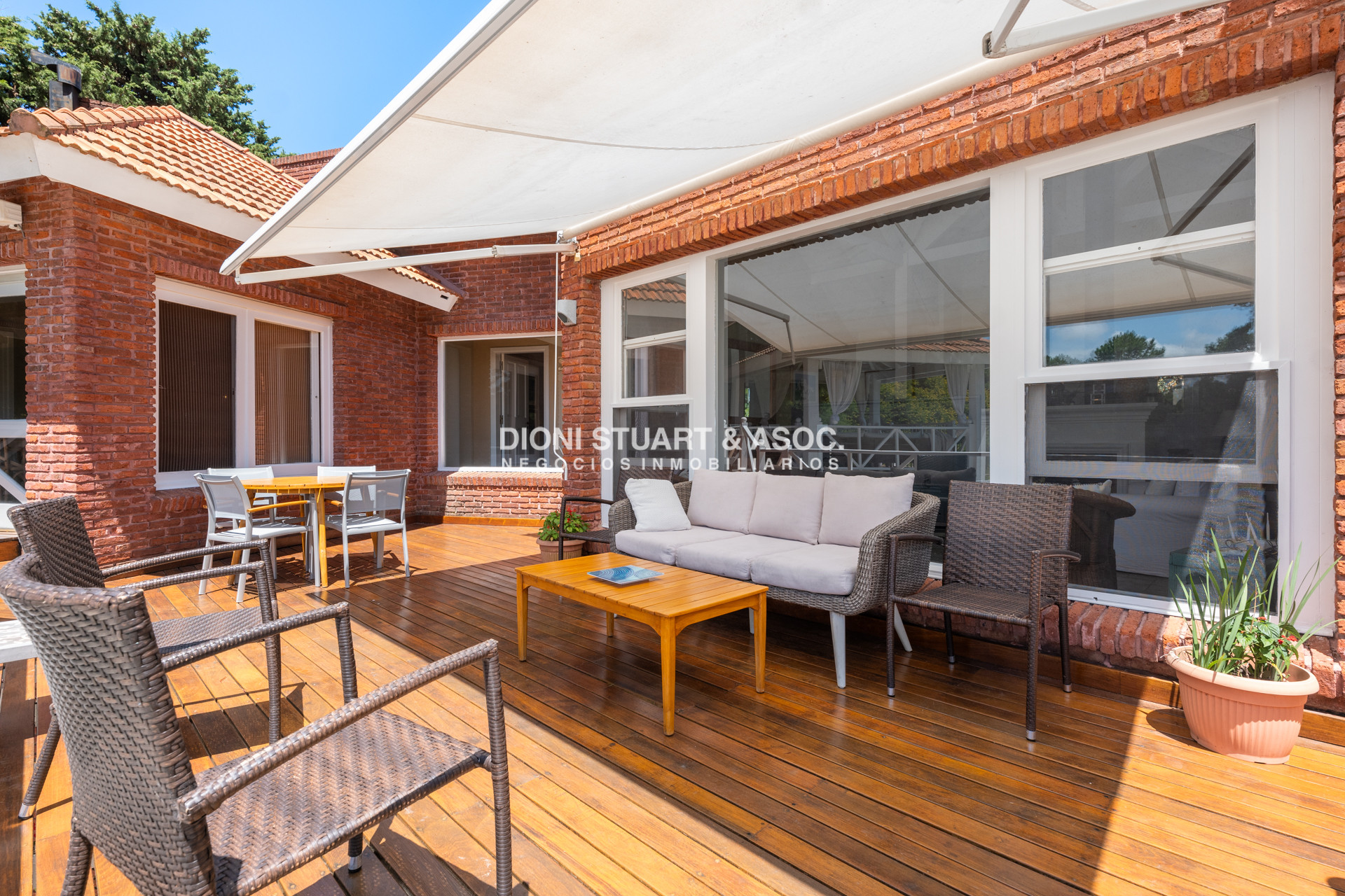 Casa ID.901 - CASA EN VENTA EN  EL GOLF CON 4 DORMITORIOS EN SUITE + DEP. - BARBACOA Y SAUNA - INCREIBLE