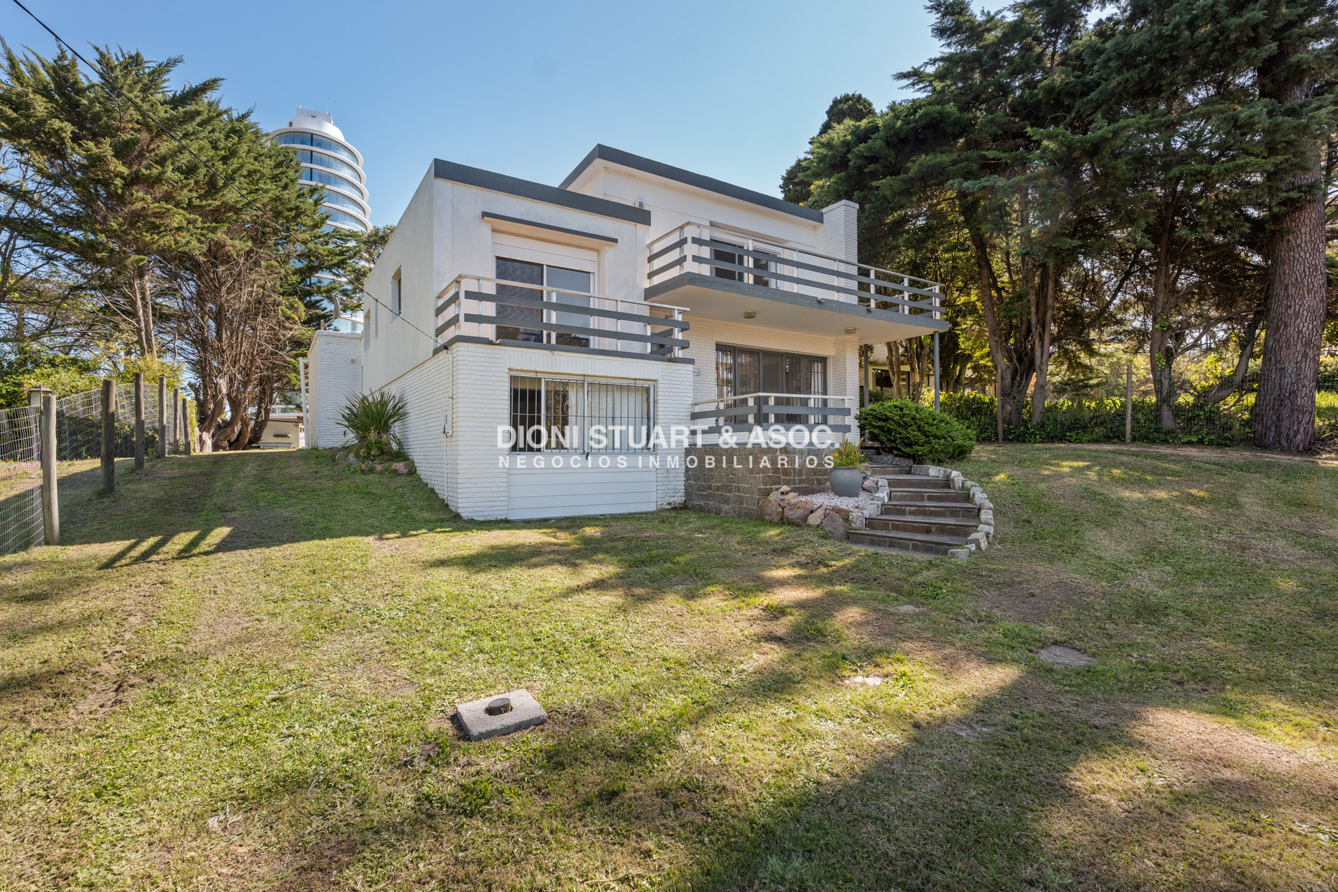 Casa ID.785 - CASA EN VENTA DE 5 DORMITORIOS CERCA DEL SHOPPING