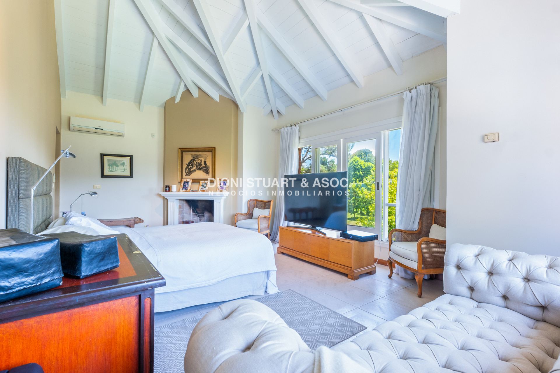 Casa ID.901 - CASA EN VENTA EN  EL GOLF CON 4 DORMITORIOS EN SUITE + DEP. - BARBACOA Y SAUNA - INCREIBLE