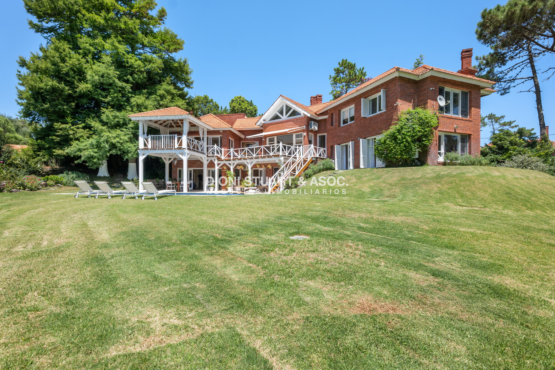 Casa ID.901 - CASA EN VENTA EN  EL GOLF CON 4 DORMITORIOS EN SUITE + DEP. - BARBACOA Y SAUNA - INCREIBLE