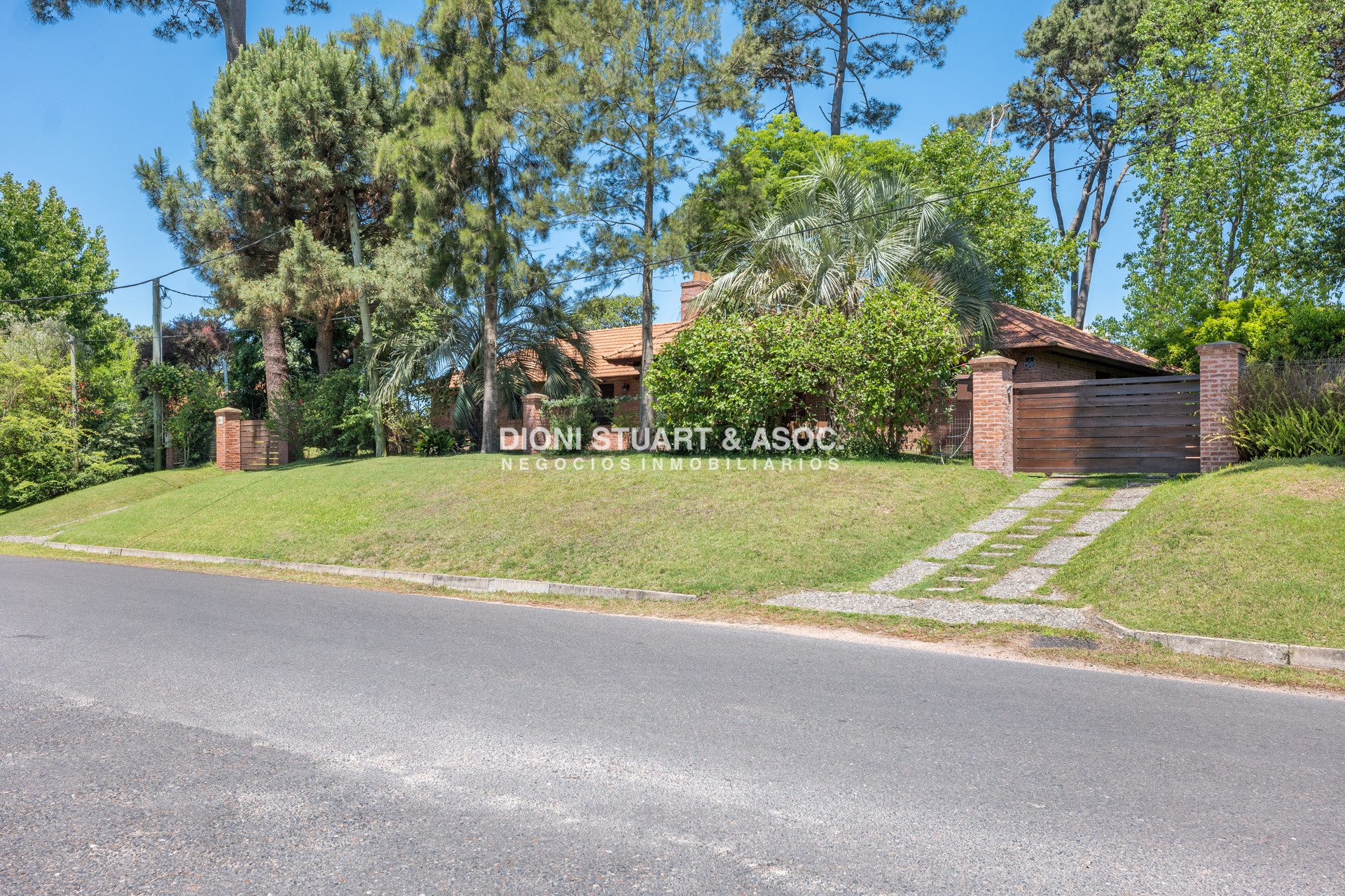 Casa ID.817 - CASA EN VENTA EN CANTEGRIL CON 3 DORMITORIOS Y DEPENDENCIA + PISCINA