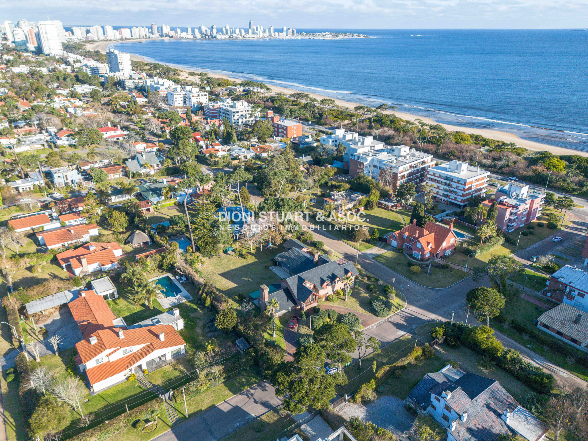 Casa ID.1057 - VENTA CASA 7 DORMITORIOS PLAYA MANSA A 1 CUADRA DEL MAR
