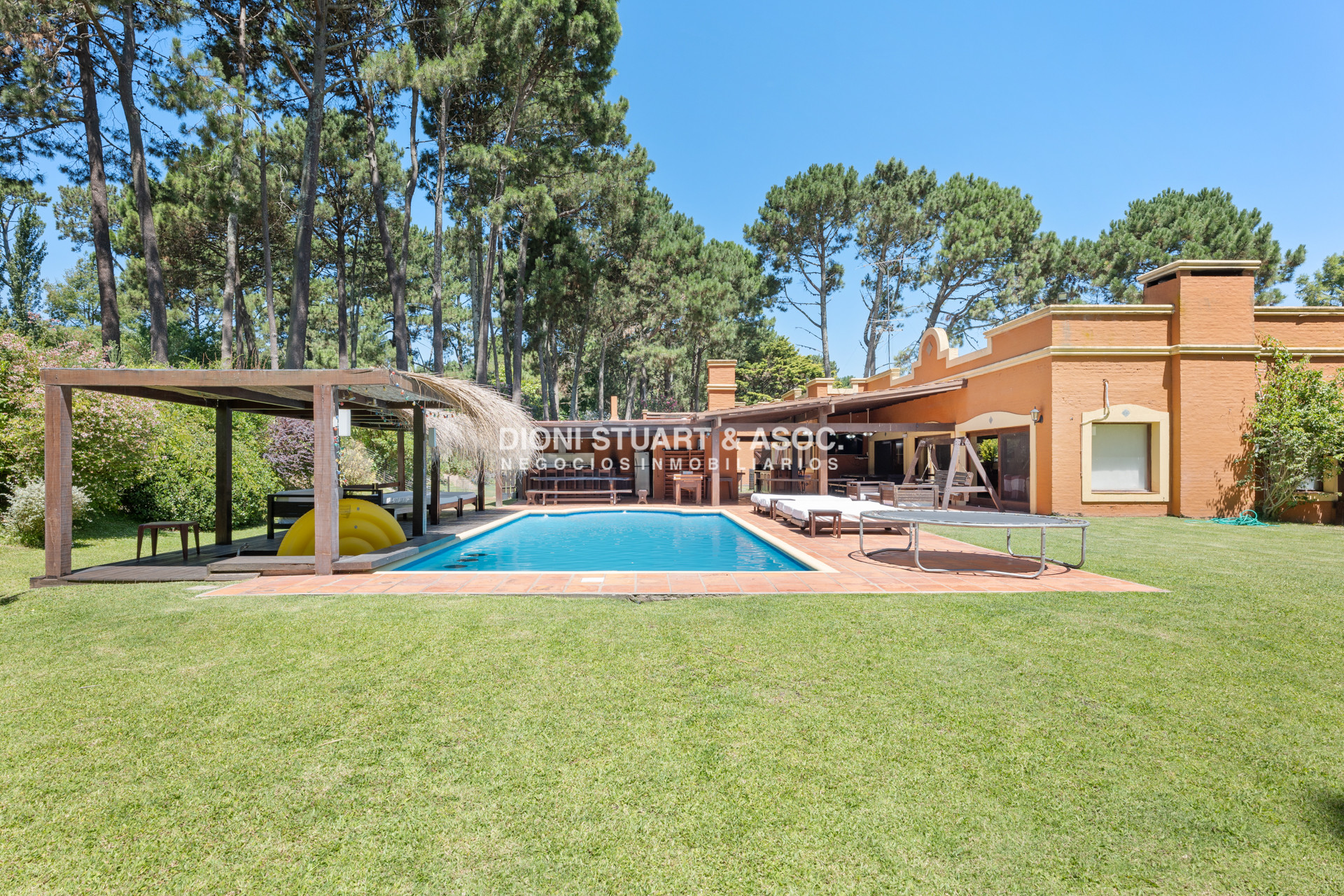 Casa ID.614 - CASA EN PINARES EN VENTA 5 DORMITORIOS EN SUITE CON PISCINA