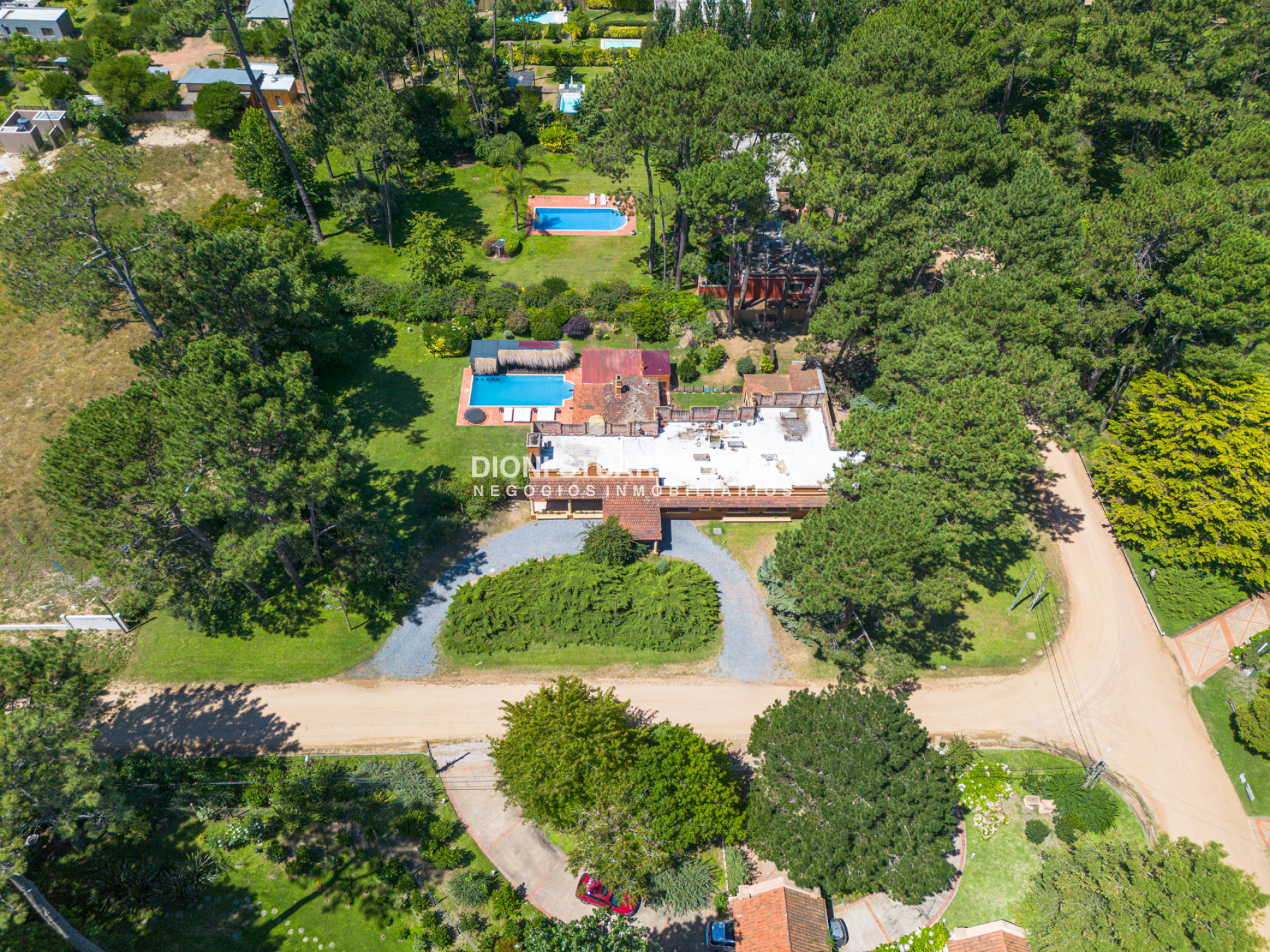 Casa ID.614 - CASA EN PINARES EN VENTA 5 DORMITORIOS EN SUITE CON PISCINA