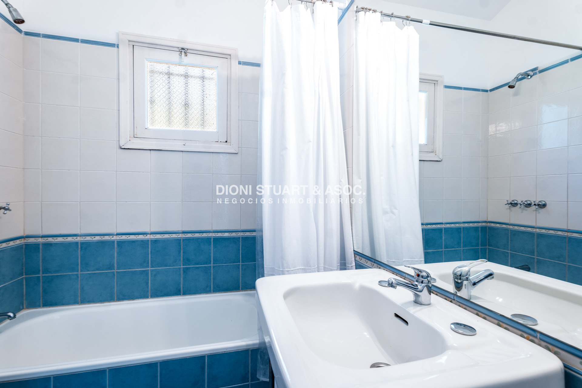 Casa ID.930 - CASA EN VENTA EN SAN RAFAEL CERCA DEL MAR 5 DORMITORIOS + DEPENDENCIA CON PISCINA - ARQ. RAVAZZANI