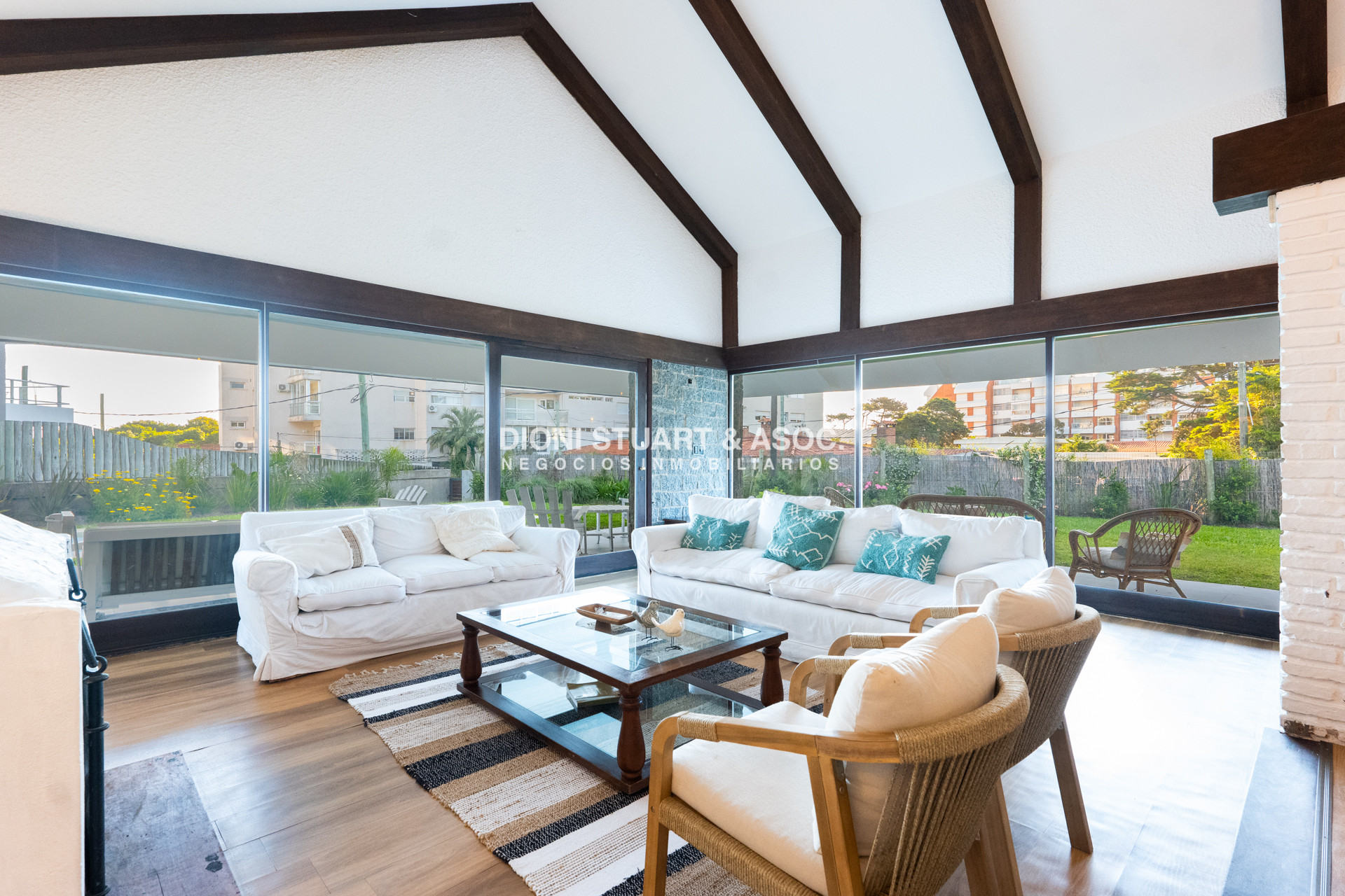 Casa ID.828 - CASA EN ALQUILER CON 5 DORMITORIOS FRENTE AL MAR CON PISCINA - IMPONENTE