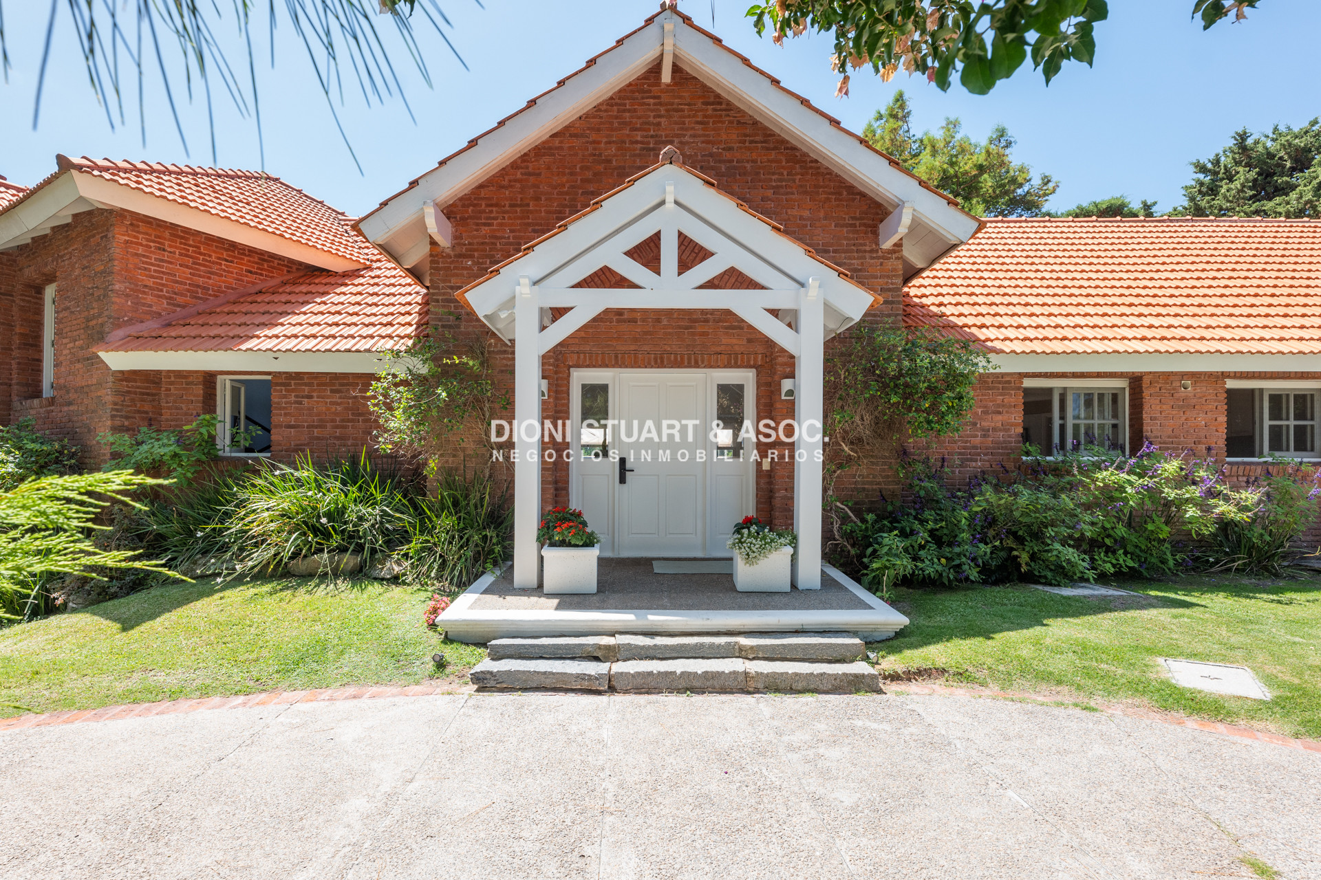 Casa ID.901 - CASA EN VENTA EN  EL GOLF CON 4 DORMITORIOS EN SUITE + DEP. - BARBACOA Y SAUNA - INCREIBLE
