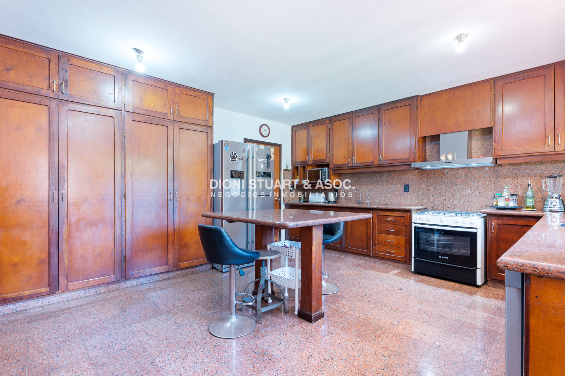 Casa ID.614 - CASA EN PINARES EN VENTA 5 DORMITORIOS EN SUITE CON PISCINA