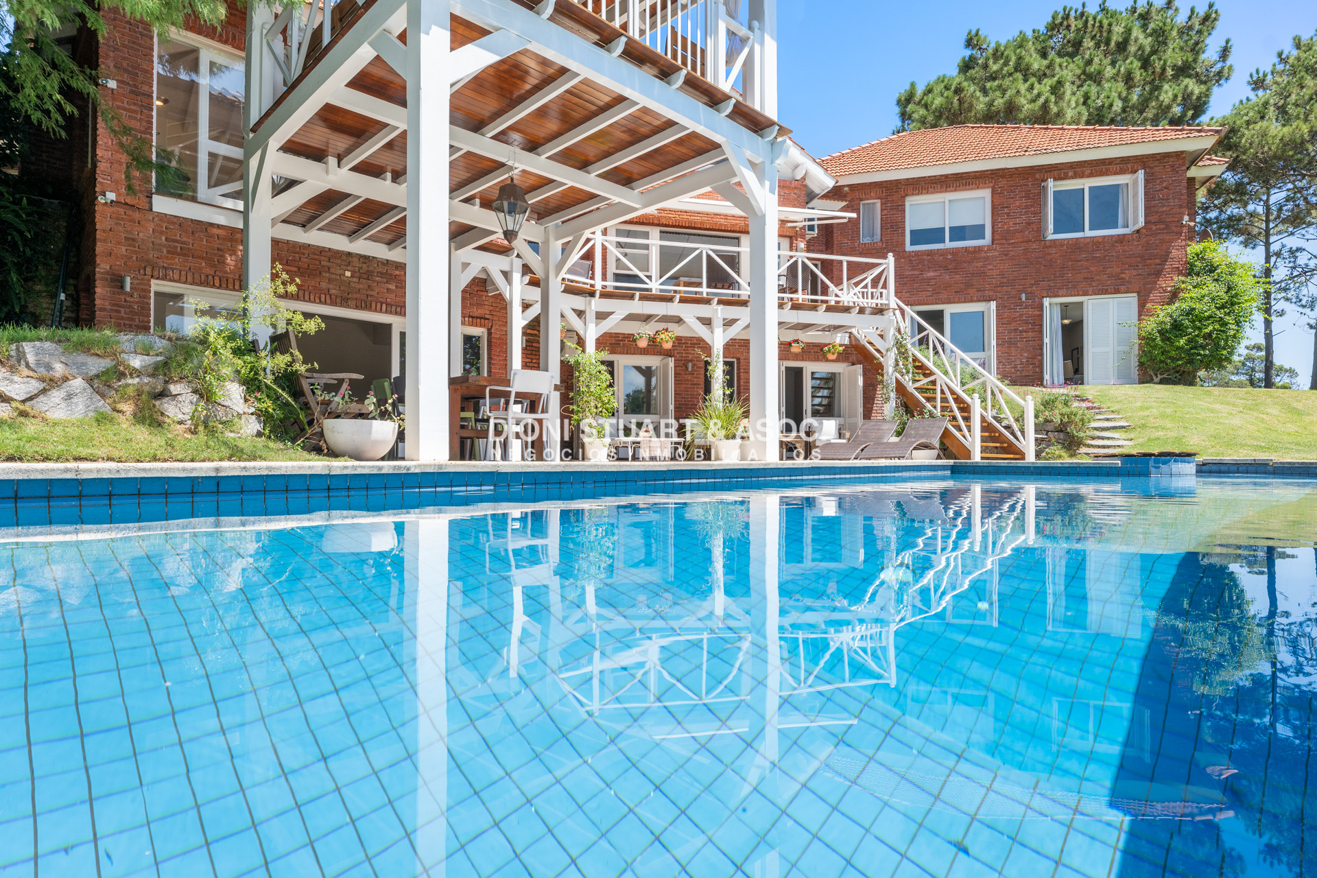 Casa ID.901 - CASA EN VENTA EN  EL GOLF CON 4 DORMITORIOS EN SUITE + DEP. - BARBACOA Y SAUNA - INCREIBLE