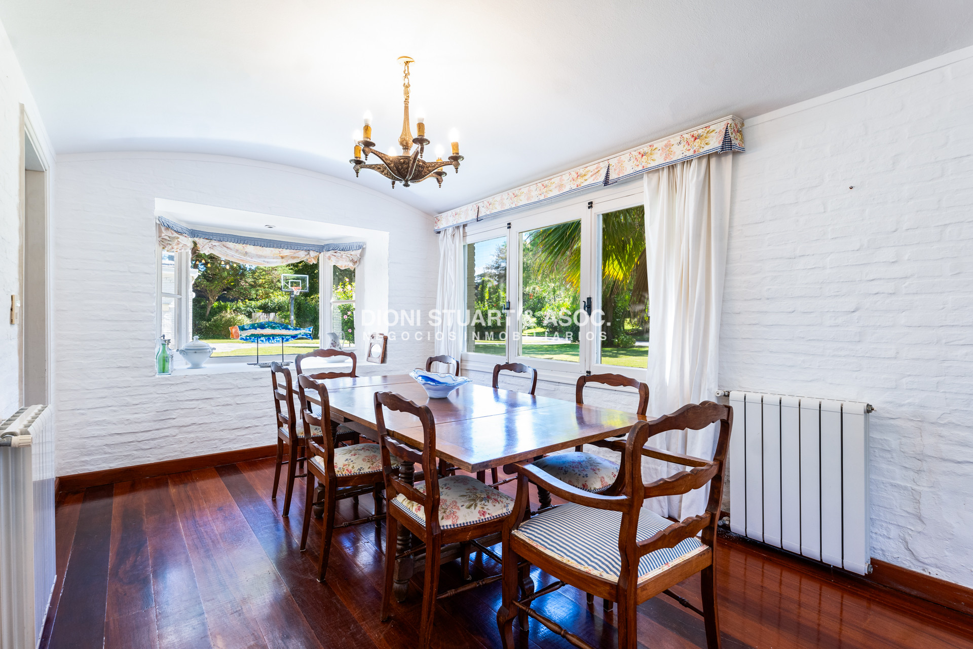 Casa ID.930 - CASA EN VENTA EN SAN RAFAEL CERCA DEL MAR 5 DORMITORIOS + DEPENDENCIA CON PISCINA - ARQ. RAVAZZANI