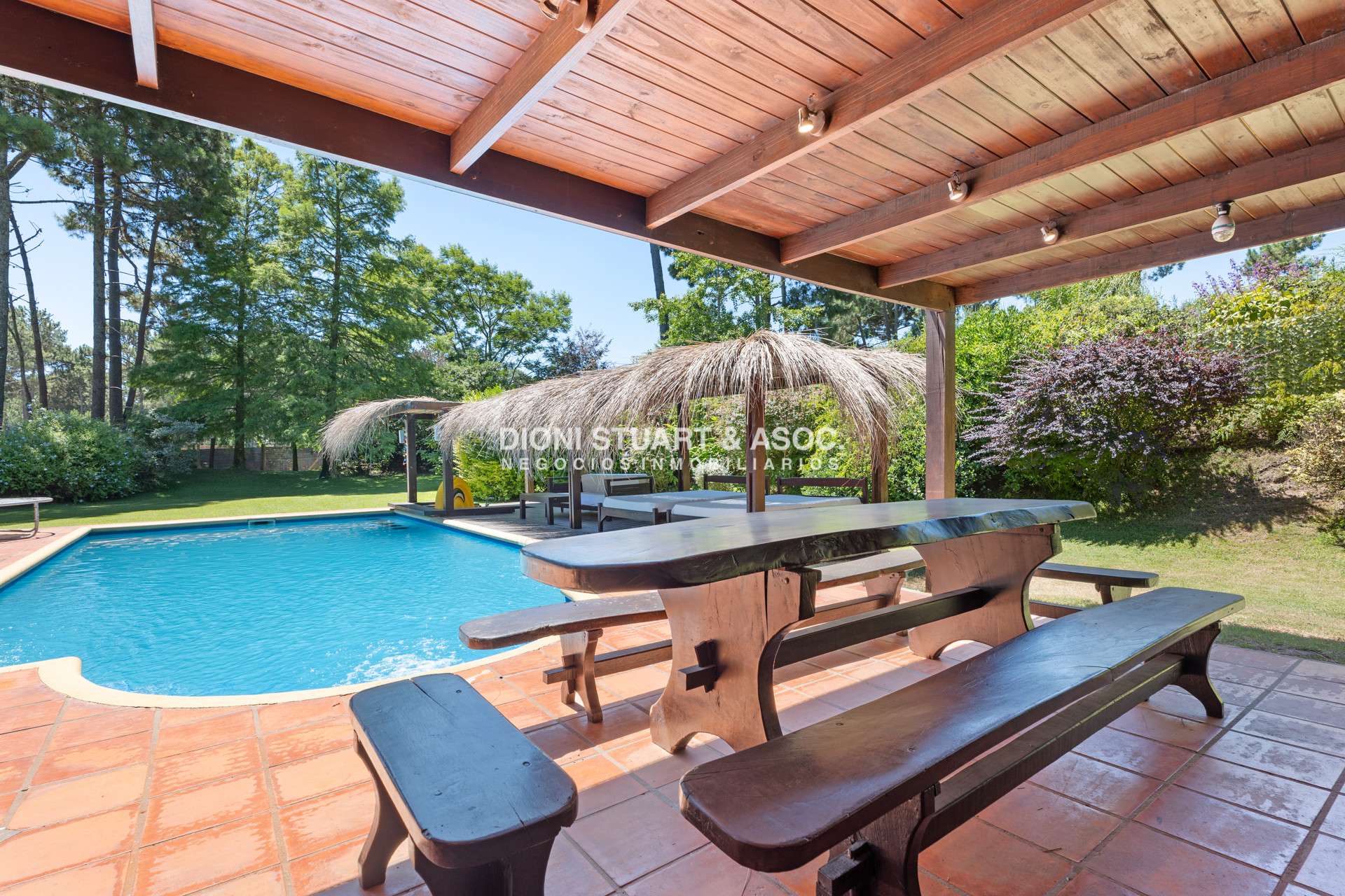 Casa ID.614 - CASA EN PINARES EN VENTA 5 DORMITORIOS EN SUITE CON PISCINA