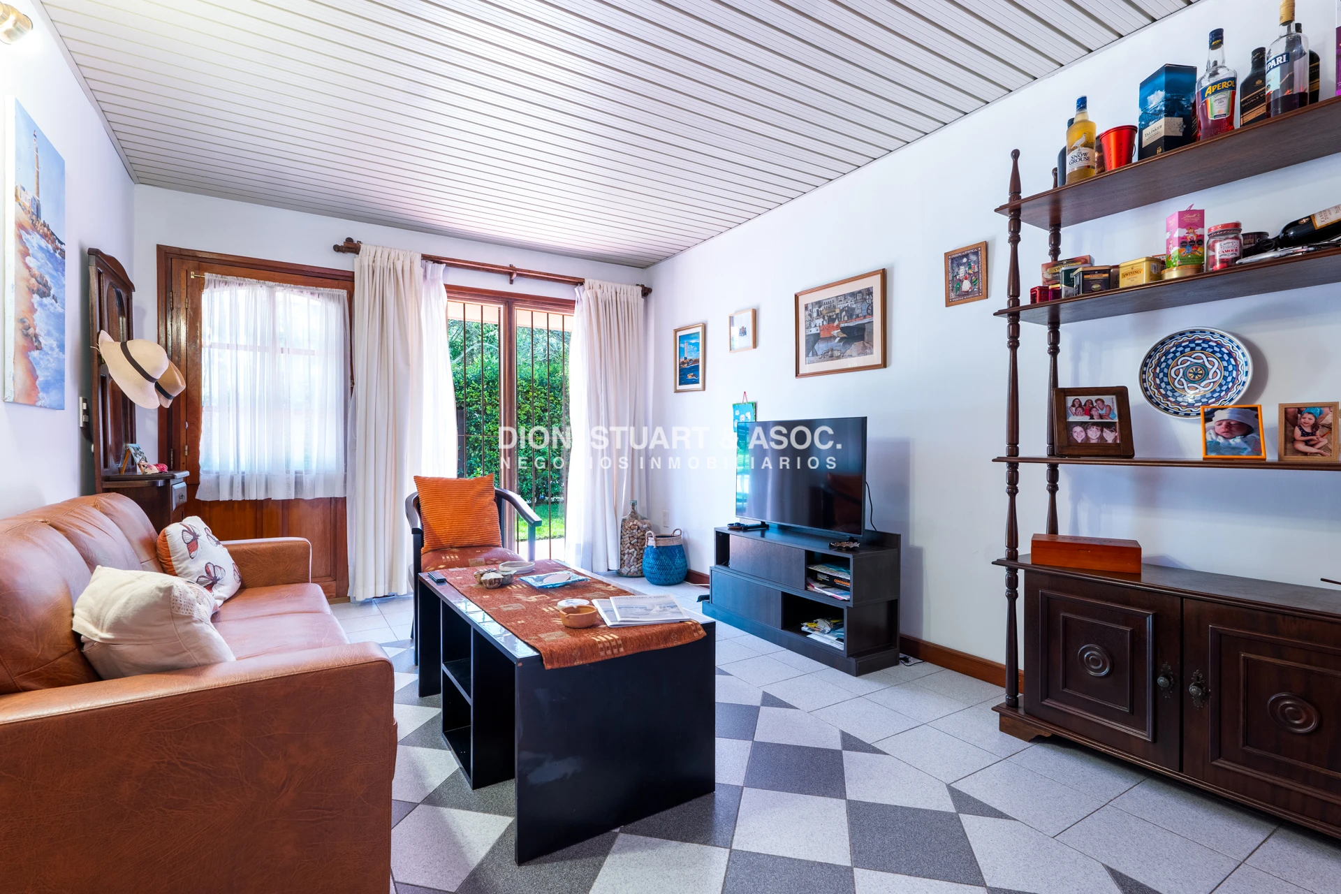 Casa ID.908 - CASA EN VENTA EN PLAYA MANSA CON 5 DORMITORIOS - RECICLADA - CON PISCINA