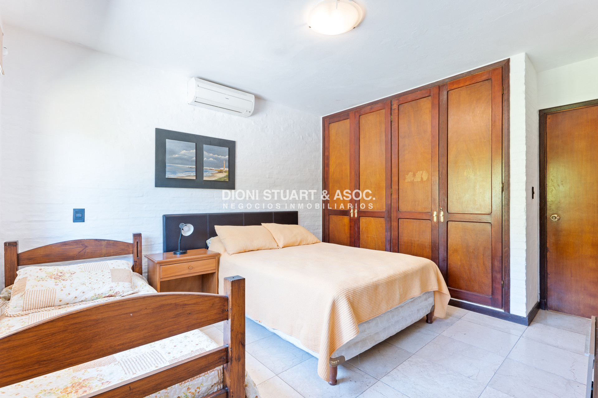 Casa ID.614 - CASA EN PINARES EN VENTA 5 DORMITORIOS EN SUITE CON PISCINA