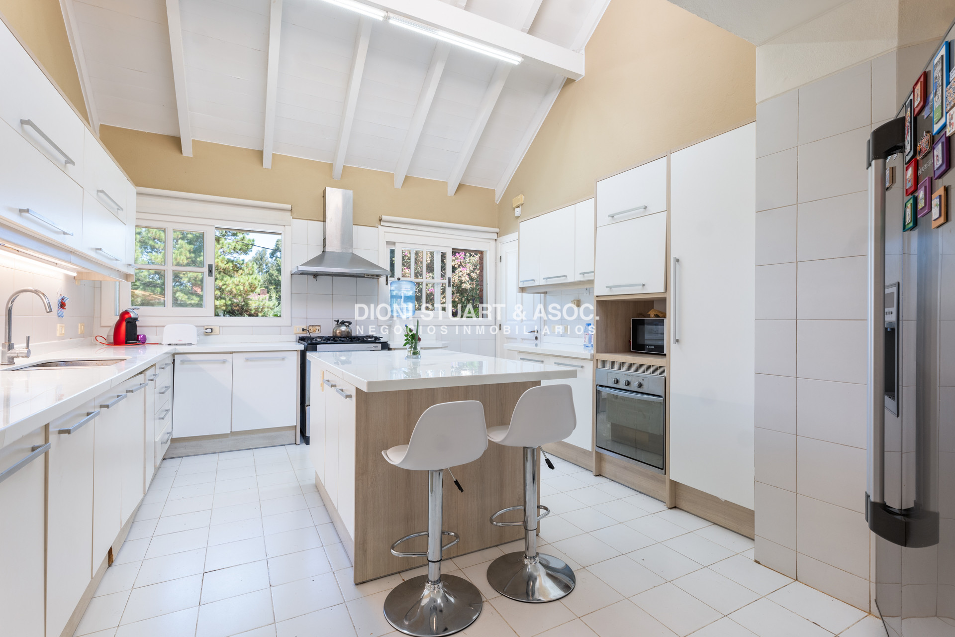 Casa ID.901 - CASA EN VENTA EN  EL GOLF CON 4 DORMITORIOS EN SUITE + DEP. - BARBACOA Y SAUNA - INCREIBLE