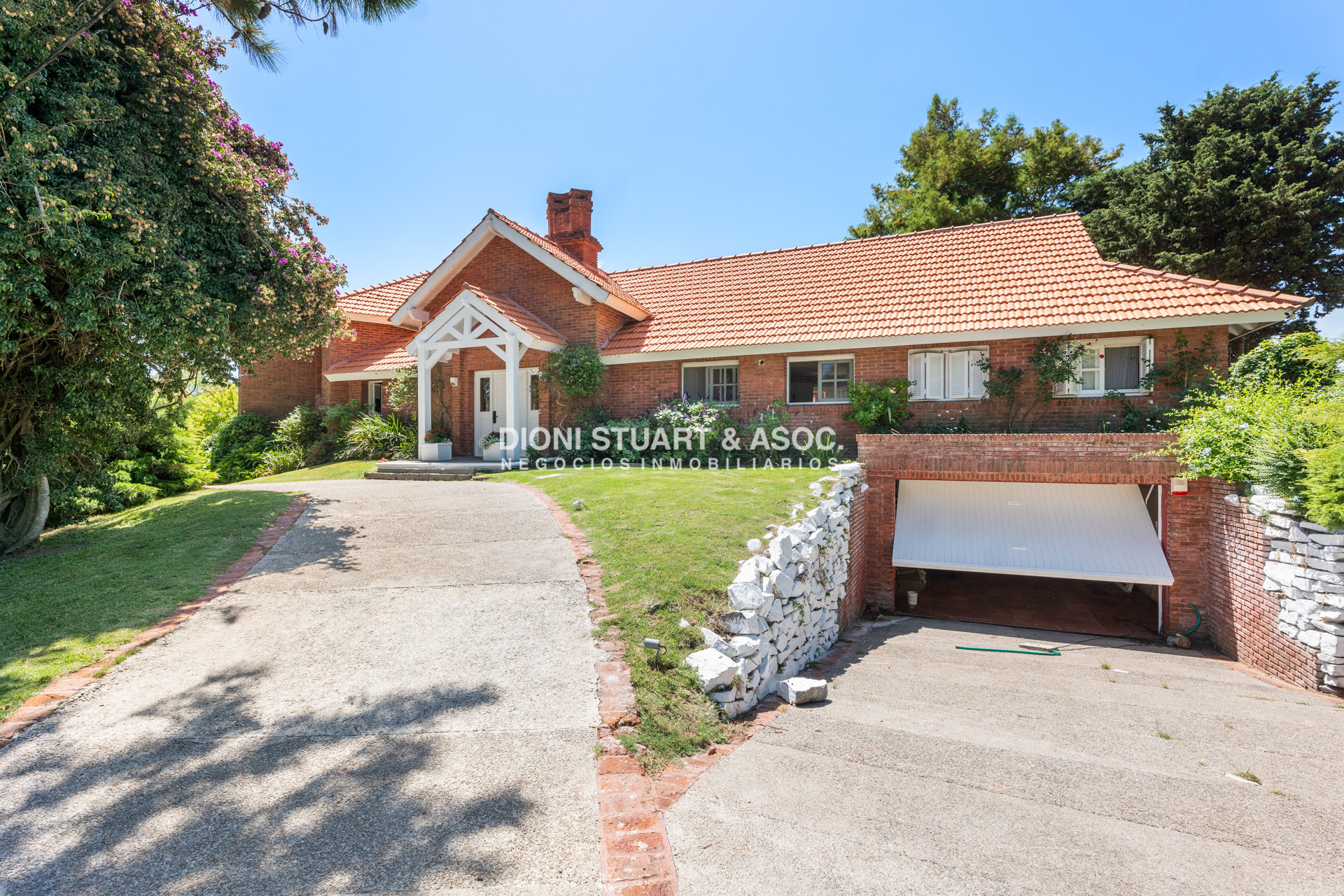 Casa ID.901 - CASA EN VENTA EN  EL GOLF CON 4 DORMITORIOS EN SUITE + DEP. - BARBACOA Y SAUNA - INCREIBLE