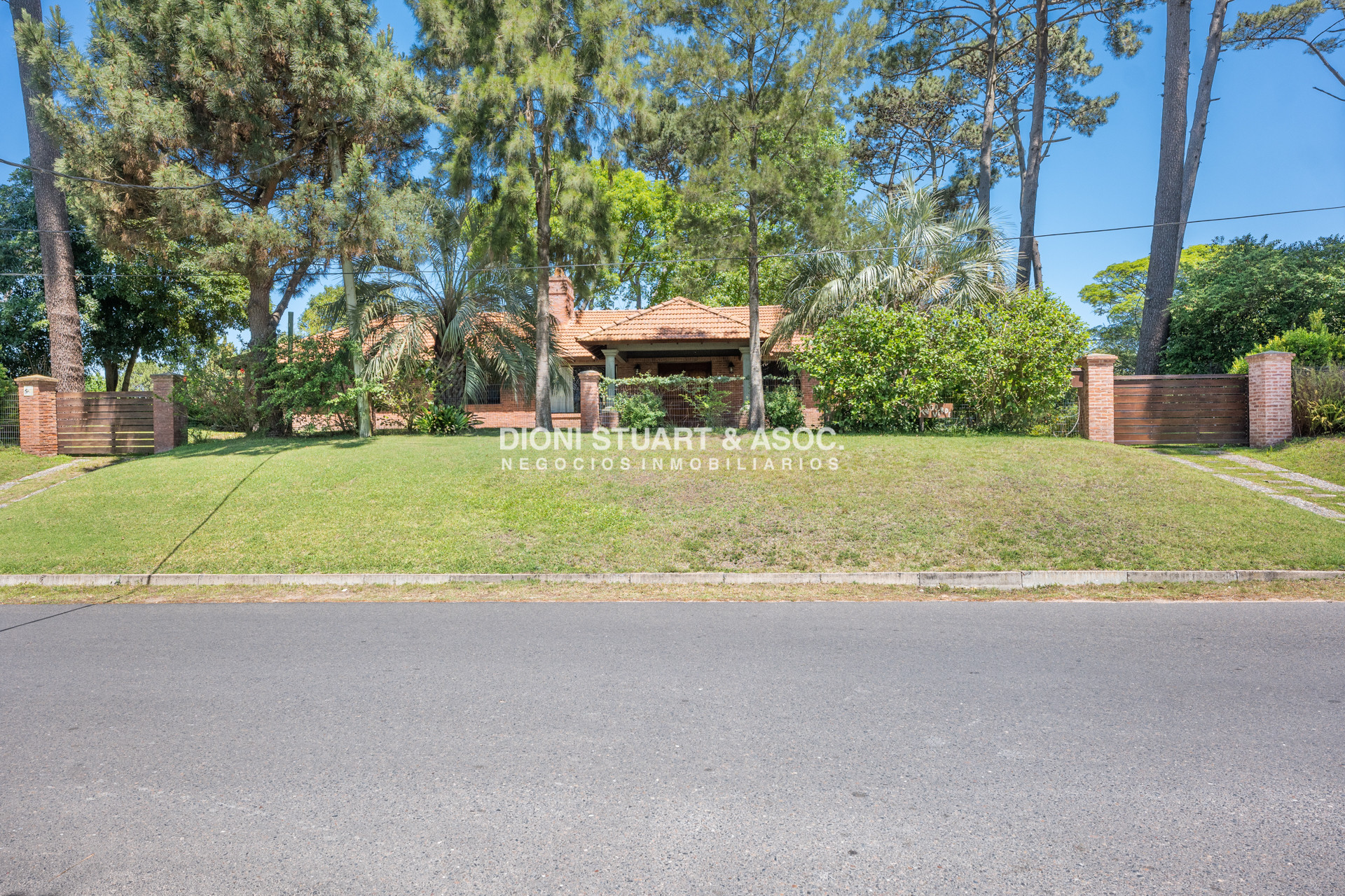 Casa ID.817 - CASA EN VENTA EN CANTEGRIL CON 3 DORMITORIOS Y DEPENDENCIA + PISCINA