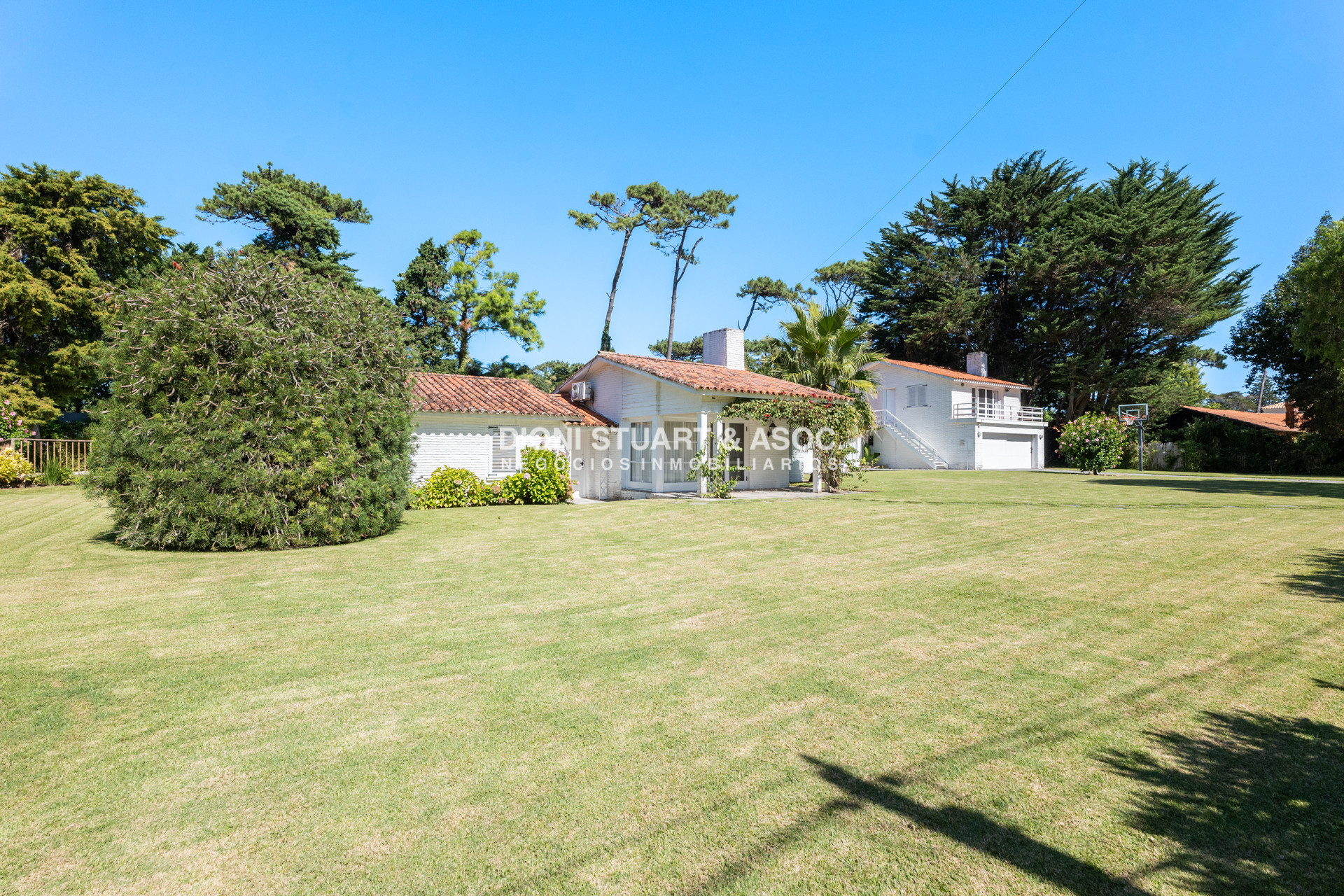 Casa ID.930 - CASA EN VENTA EN SAN RAFAEL CERCA DEL MAR 5 DORMITORIOS + DEPENDENCIA CON PISCINA - ARQ. RAVAZZANI