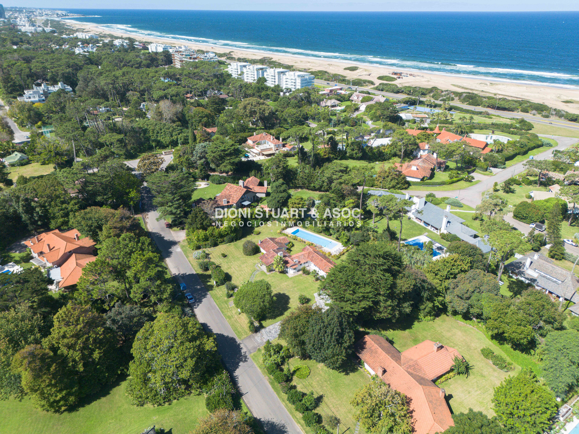Casa ID.930 - CASA EN VENTA EN SAN RAFAEL CERCA DEL MAR 5 DORMITORIOS + DEPENDENCIA CON PISCINA - ARQ. RAVAZZANI