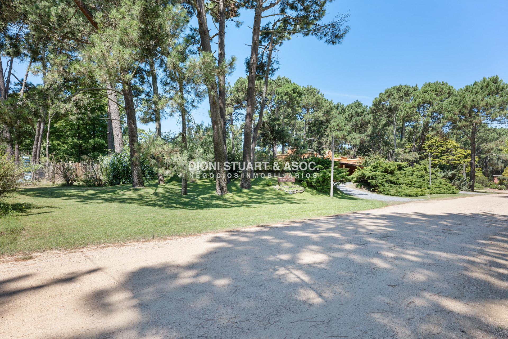 Casa ID.614 - CASA EN PINARES EN VENTA 5 DORMITORIOS EN SUITE CON PISCINA