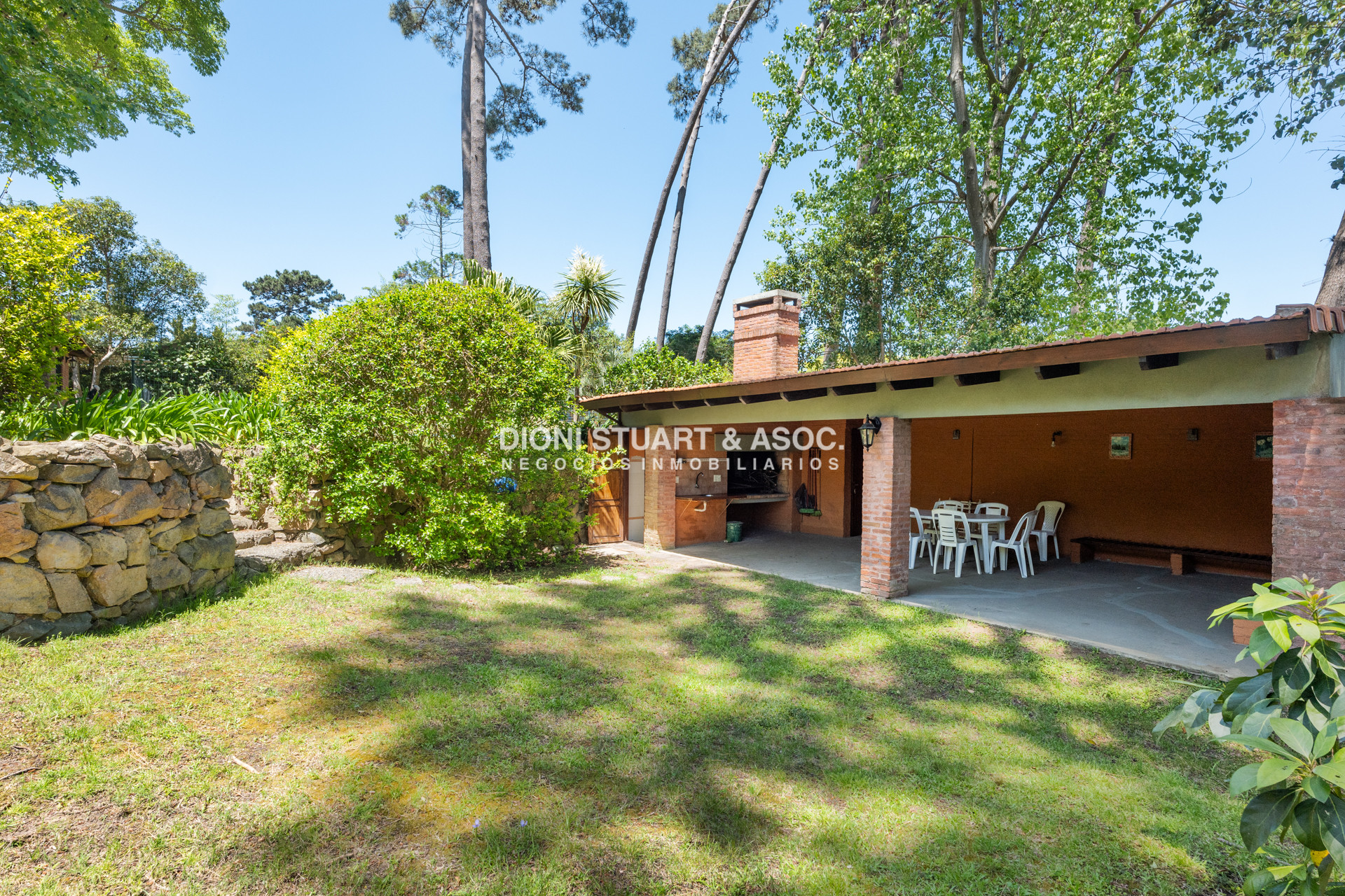 Casa ID.817 - CASA EN VENTA EN CANTEGRIL CON 3 DORMITORIOS Y DEPENDENCIA + PISCINA