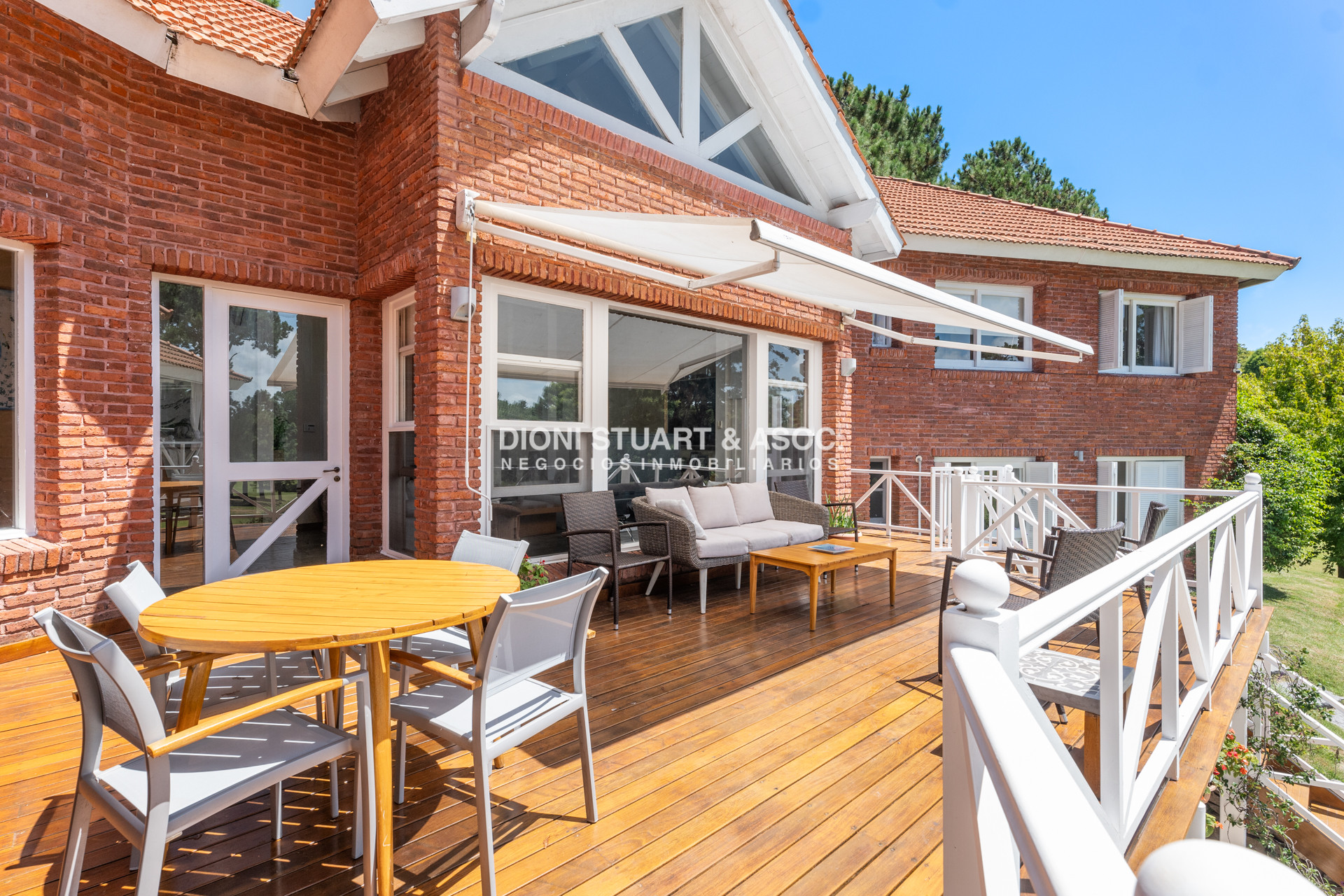 Casa ID.901 - CASA EN VENTA EN  EL GOLF CON 4 DORMITORIOS EN SUITE + DEP. - BARBACOA Y SAUNA - INCREIBLE