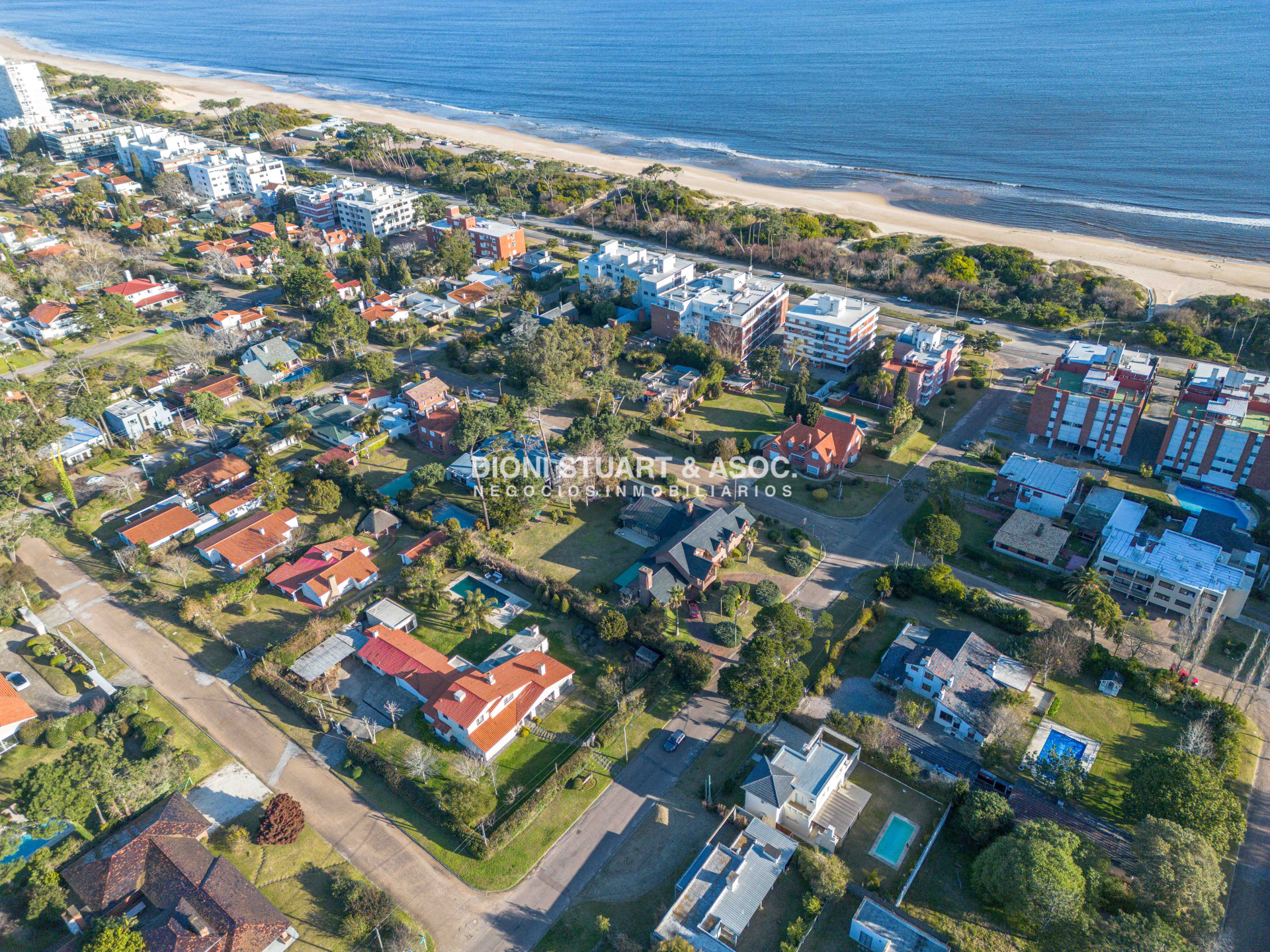 Casa ID.1057 - VENTA CASA 7 DORMITORIOS PLAYA MANSA A 1 CUADRA DEL MAR