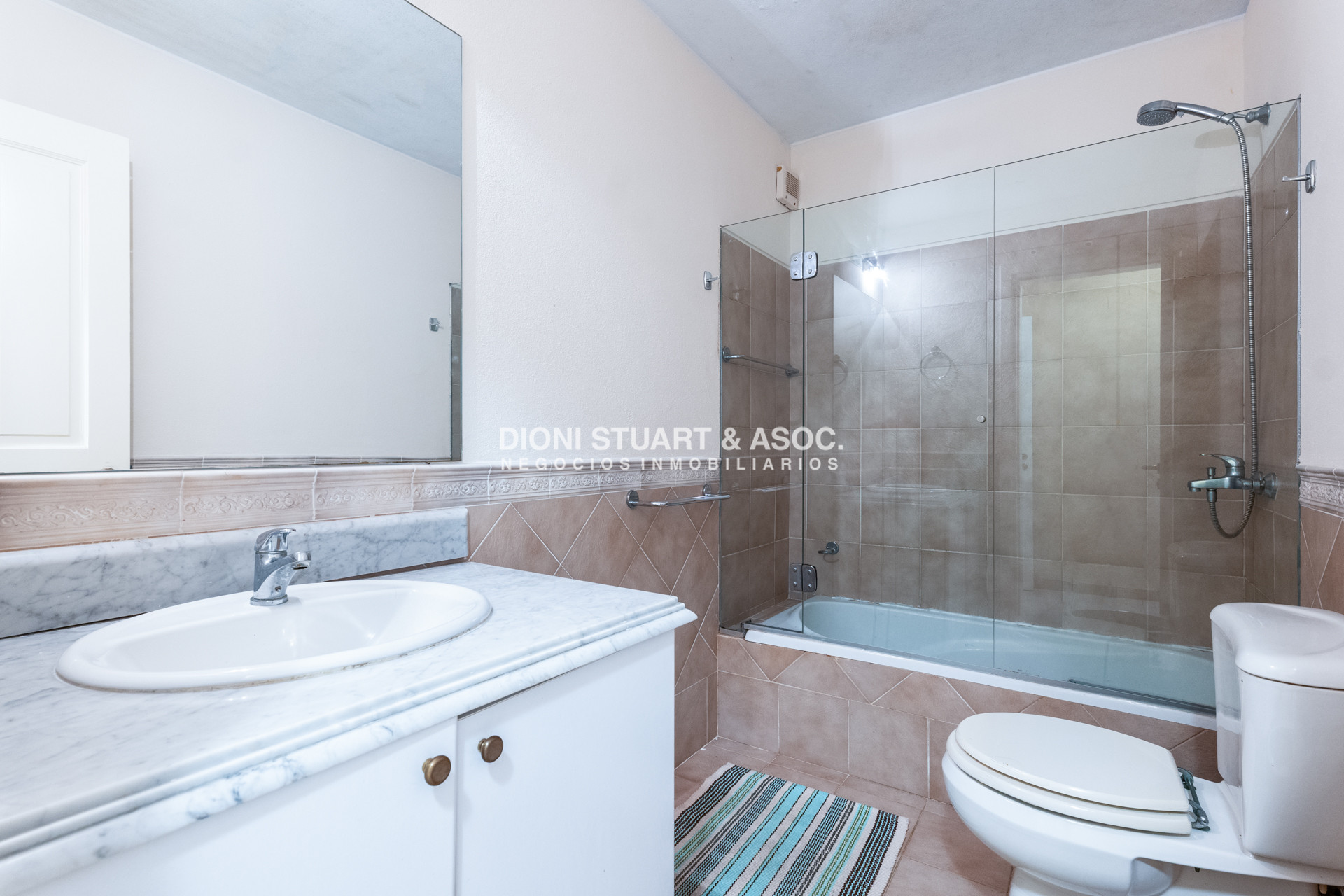 Casa ID.901 - CASA EN VENTA EN  EL GOLF CON 4 DORMITORIOS EN SUITE + DEP. - BARBACOA Y SAUNA - INCREIBLE