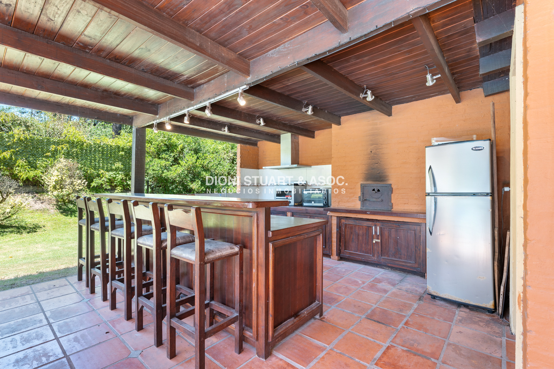 Casa ID.614 - CASA EN PINARES EN VENTA 5 DORMITORIOS EN SUITE CON PISCINA