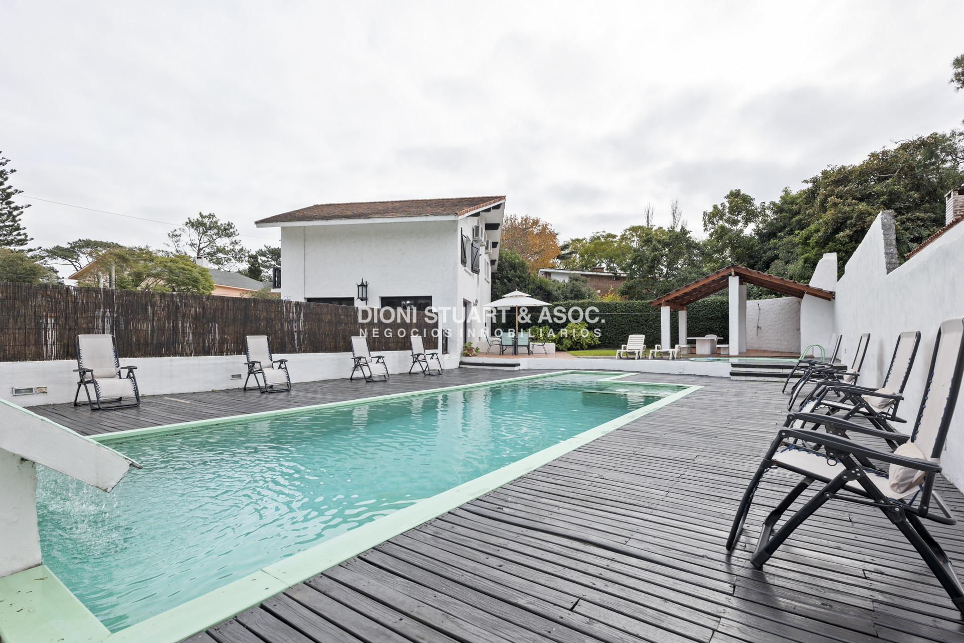 Casa ID.680 - CASA EN ALQUILER ANUAL EN LA MANSA - 5 DORMITORIOS - CON PISCINA