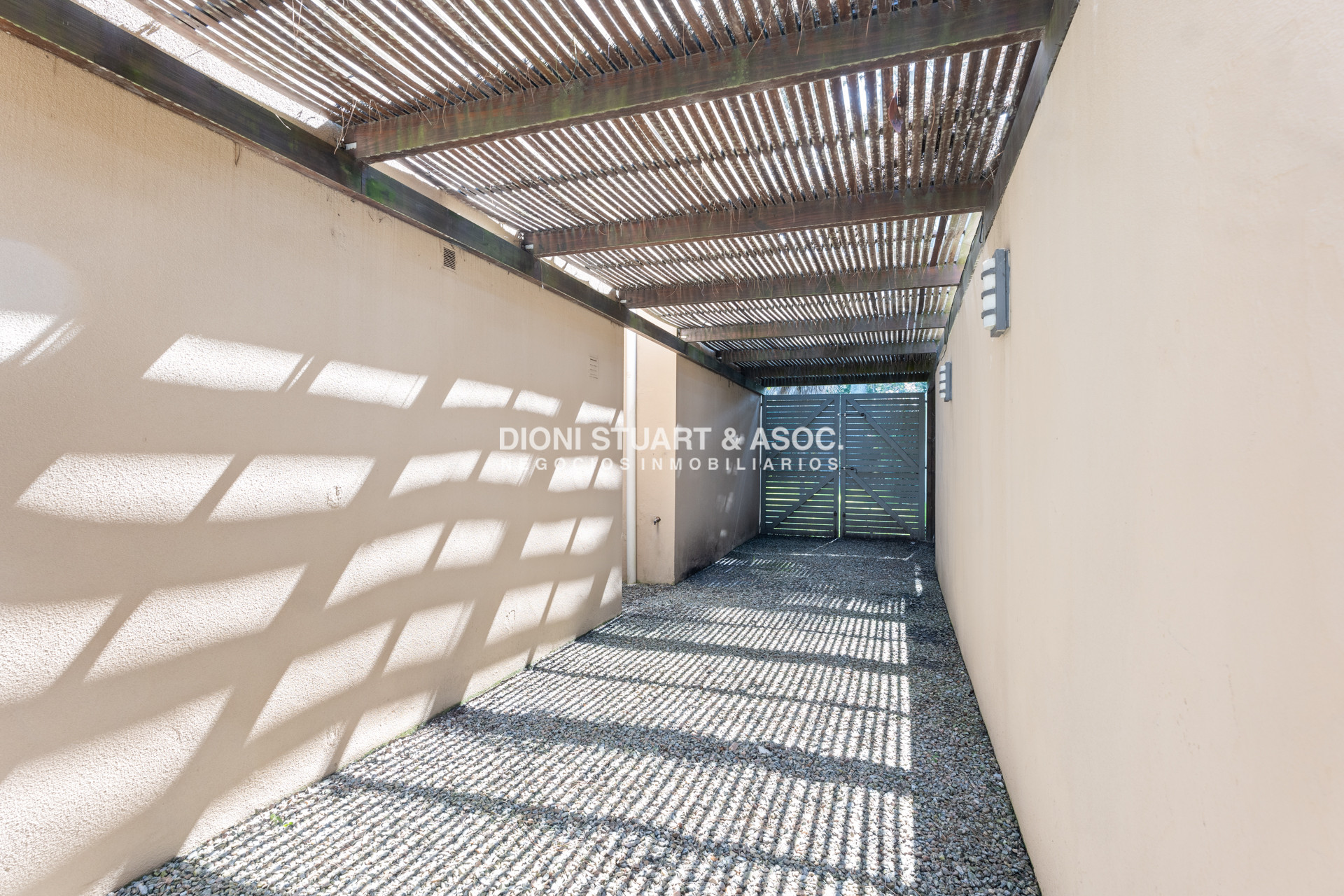 Casa ID.762 - CASA EN VENTA EN MONTOYA CERCA DEL MAR CON 5 DORMITORIOS - LA BARRA