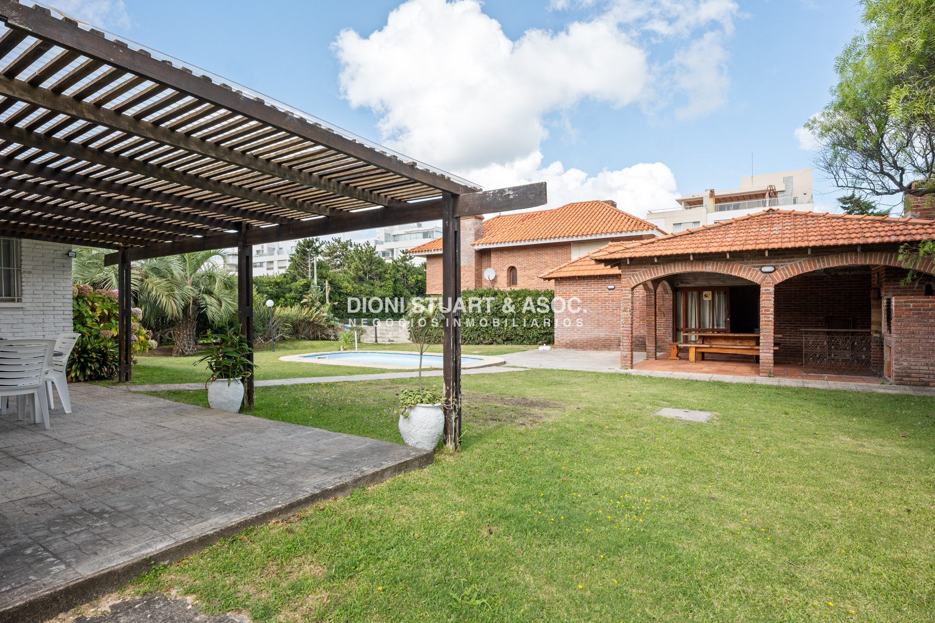 Casa ID.941 - CASA EN VENTA CERCA DEL MAR PLAYA BRAVA RINCON DEL INDIO - 4 DORMITORIOS + BARBACOA + PISCINA
