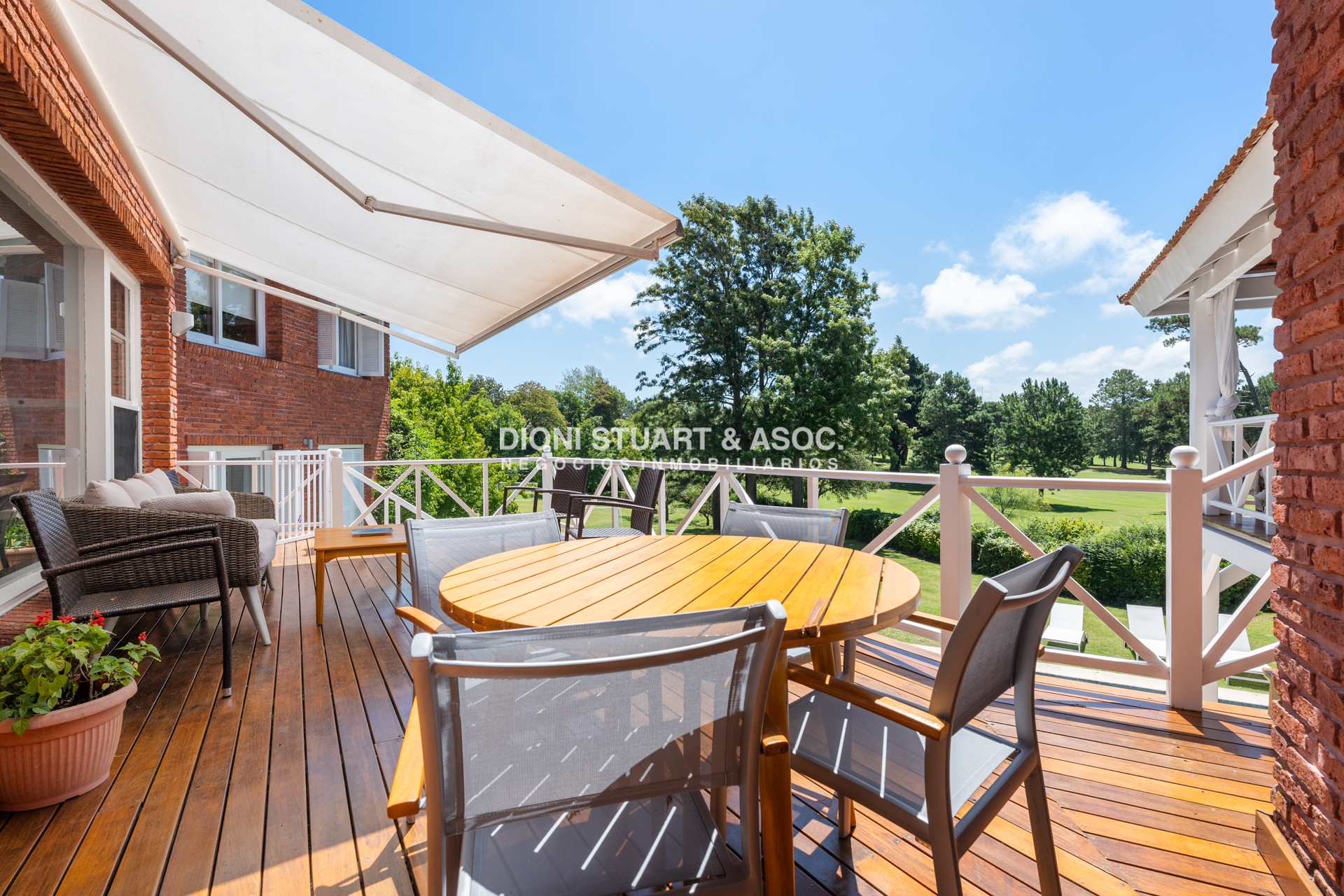Casa ID.901 - CASA EN VENTA EN  EL GOLF CON 4 DORMITORIOS EN SUITE + DEP. - BARBACOA Y SAUNA - INCREIBLE