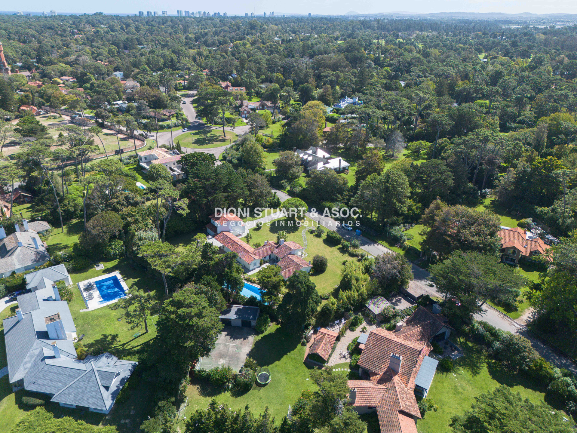 Casa ID.930 - CASA EN VENTA EN SAN RAFAEL CERCA DEL MAR 5 DORMITORIOS + DEPENDENCIA CON PISCINA - ARQ. RAVAZZANI