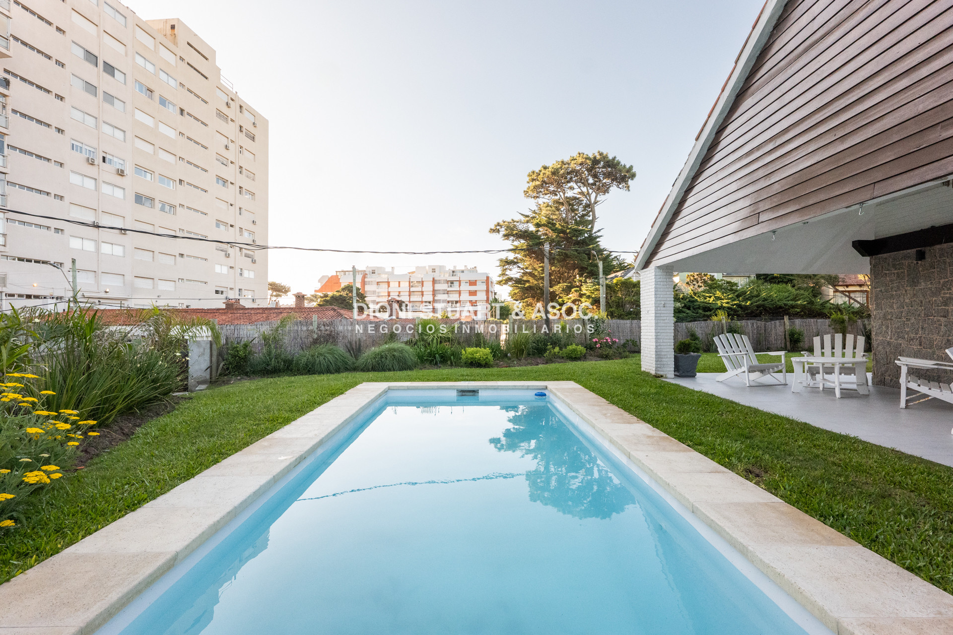 Casa ID.828 - CASA EN ALQUILER CON 5 DORMITORIOS FRENTE AL MAR CON PISCINA - IMPONENTE
