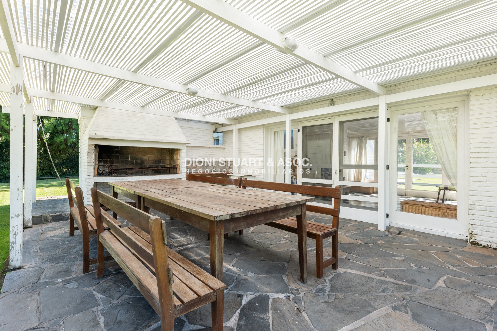 Casa ID.930 - CASA EN VENTA EN SAN RAFAEL CERCA DEL MAR 5 DORMITORIOS + DEPENDENCIA CON PISCINA - ARQ. RAVAZZANI