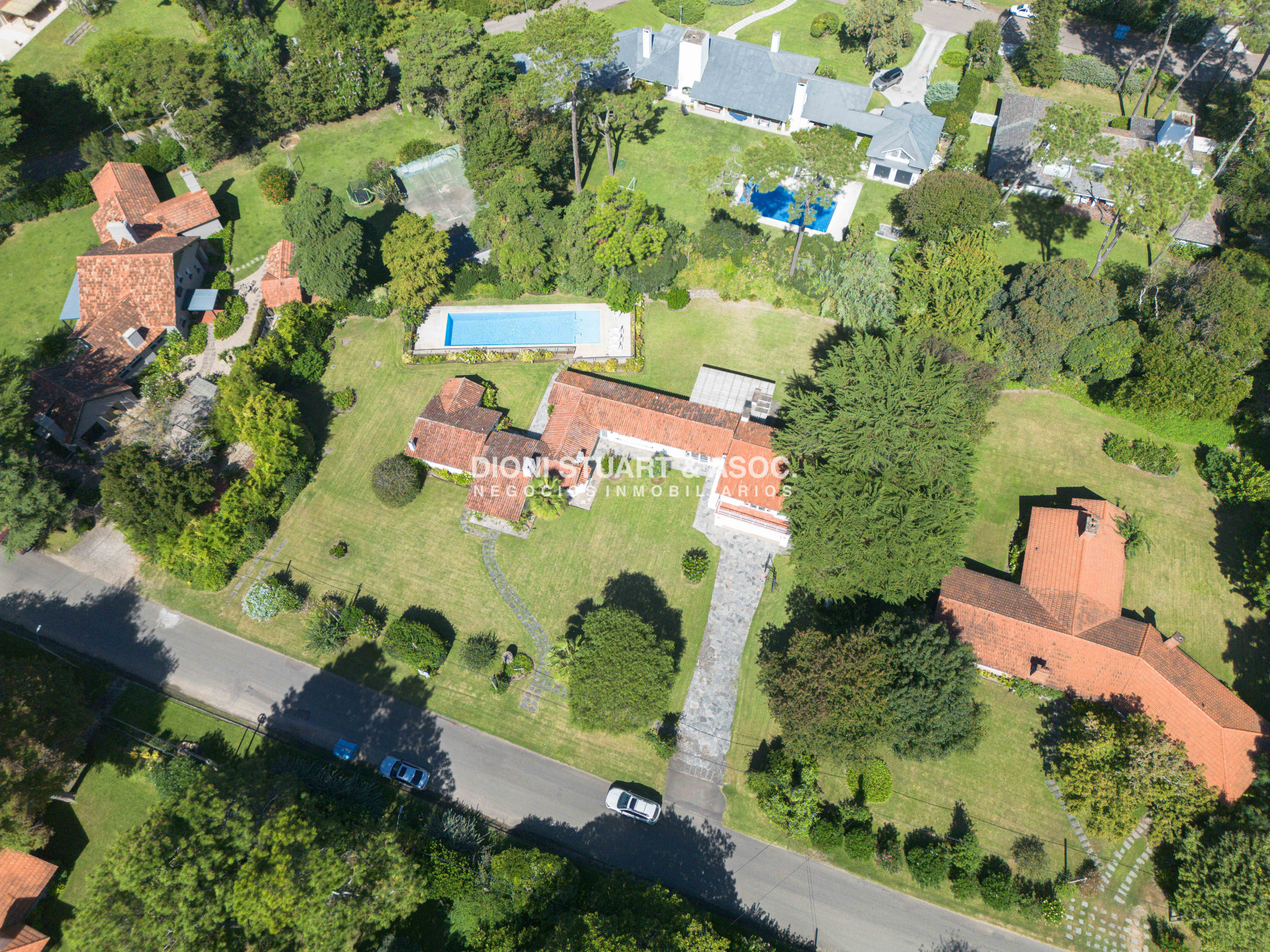 Casa ID.930 - CASA EN VENTA EN SAN RAFAEL CERCA DEL MAR 5 DORMITORIOS + DEPENDENCIA CON PISCINA - ARQ. RAVAZZANI