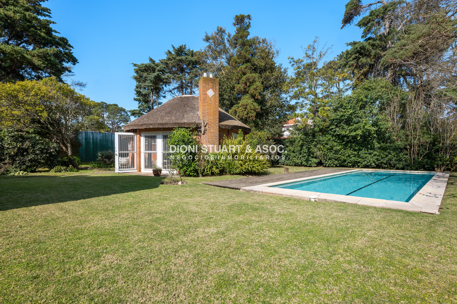 Casa ID.766 - CASA EN VENTA EN PLAYA MANSA CON PISCINA EXCELENTE CONSTRUCCIÓN