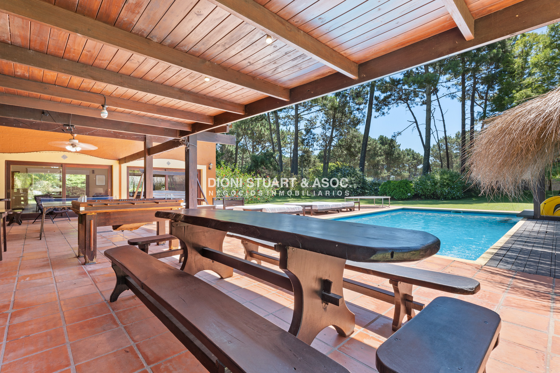 Casa ID.614 - CASA EN PINARES EN VENTA 5 DORMITORIOS EN SUITE CON PISCINA