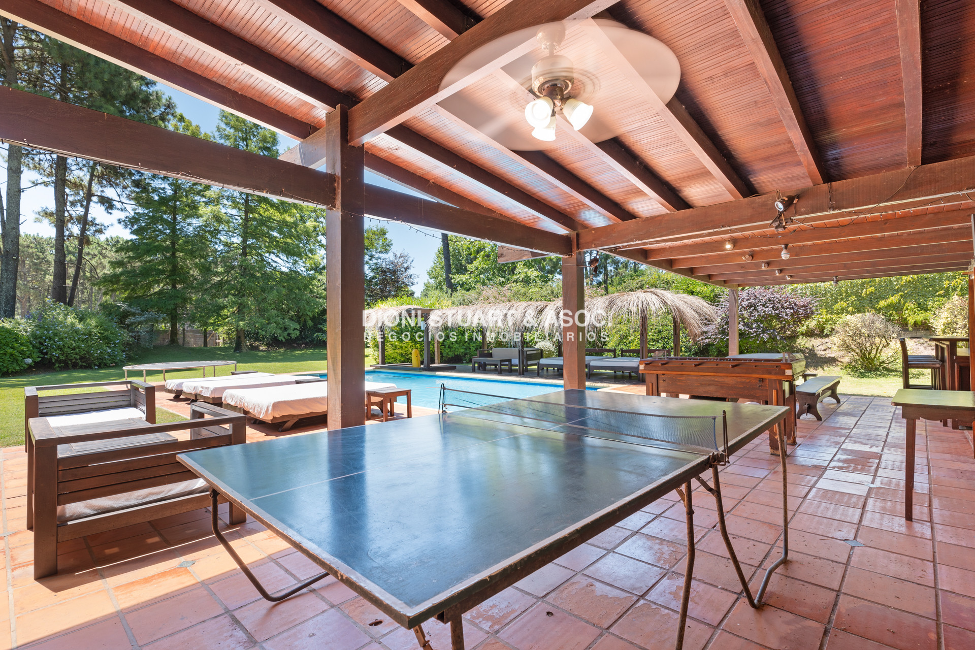 Casa ID.614 - CASA EN PINARES EN VENTA 5 DORMITORIOS EN SUITE CON PISCINA